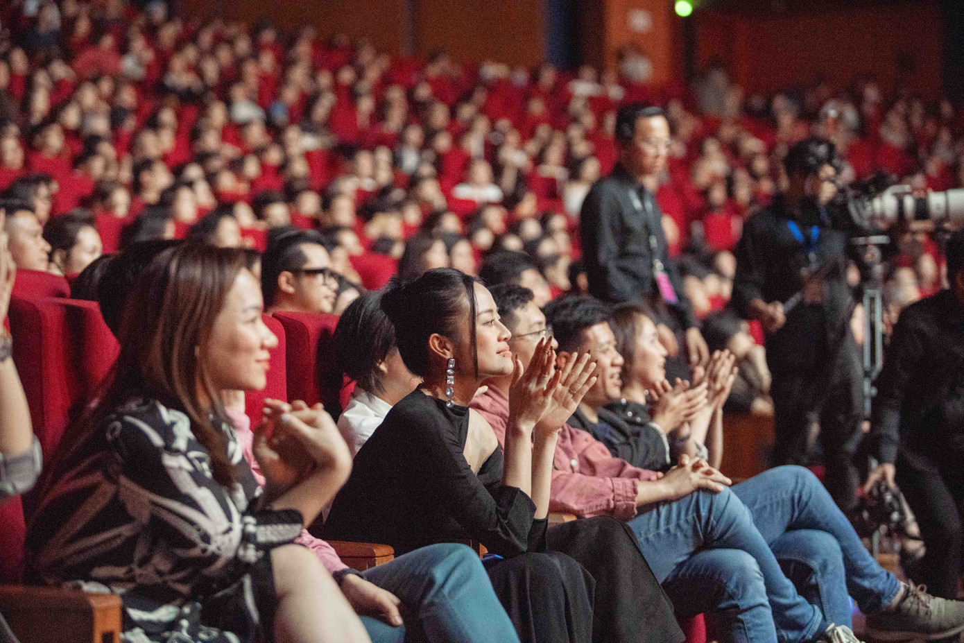 Dù đêm nhạc kéo dài gần 4 tiếng đồng hồ đến tận nửa đêm, các ghế ngồi vẫn kín, khán giả vẫn ở lại hòa nhịp cùng các nghệ sĩ. Những khán giả muộn nhất rời Trung tâm hội nghị quốc gia khi đồng hồ đã chạm thời khắc 1h sáng.