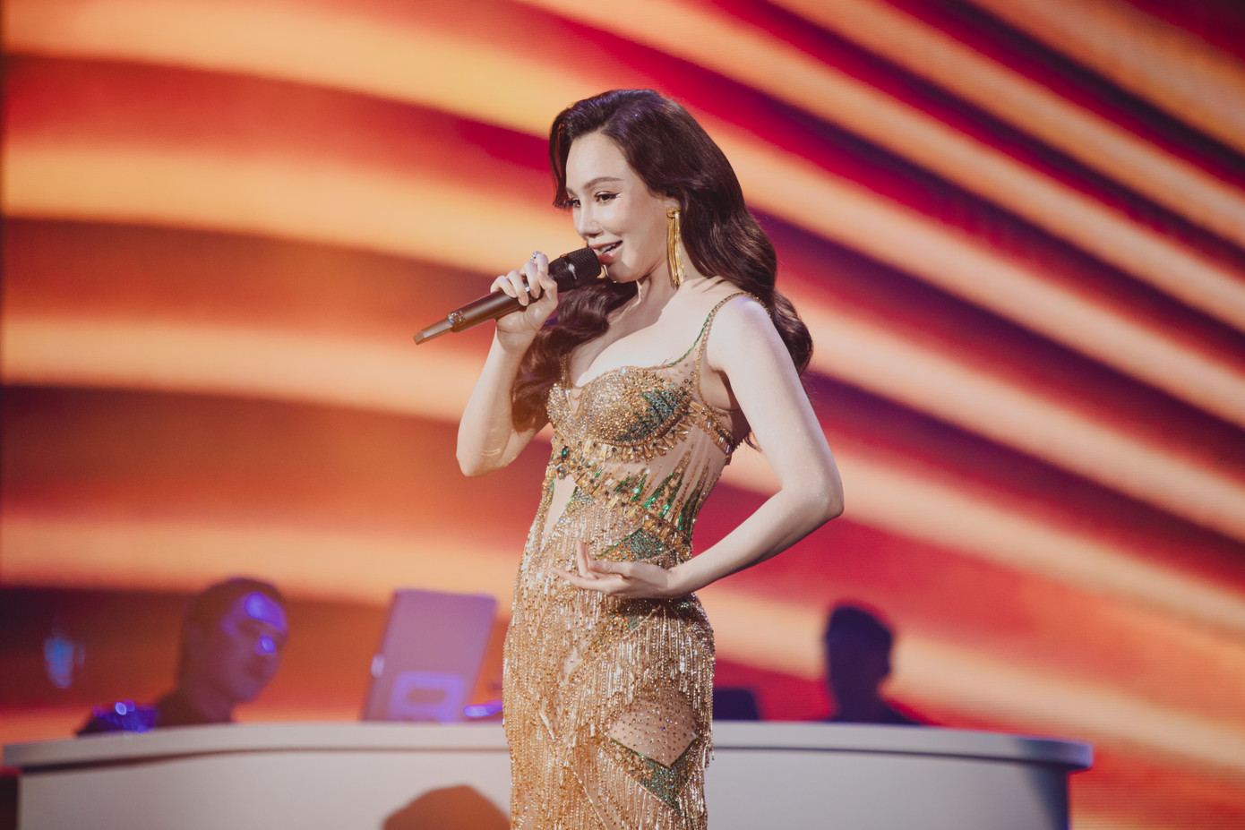 Hồ Quỳnh Hương thể hiện Những khung trời khác và Bức thư tình thứ tư. Hồ Quỳnh Hương cho biết tại đêm nhạc ở TPHCM cô hát sung đến nỗi bị ngã không ít lần. Trong đêm nhạc này, cô hứa hát sung tiếp nhưng cũng đề phòng để không bị ngã nữa. Cô còn hóm hỉnh nói nếu cô lỡ bị ngã thì hy vọng khán giả thông cảm cho mình.