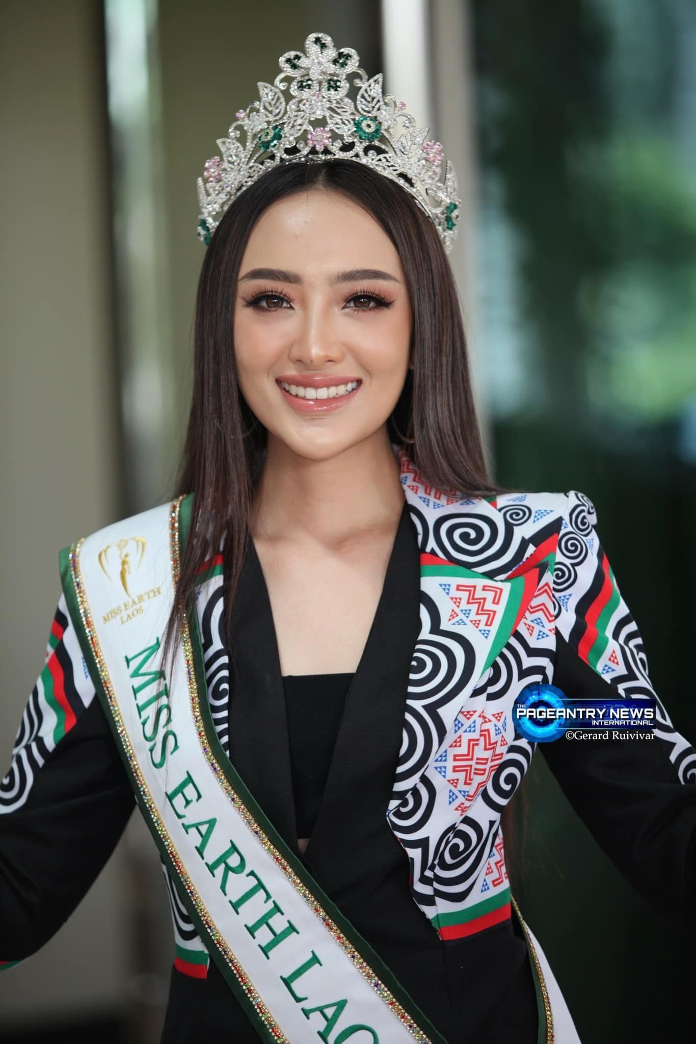 Sau khi đáp xuống sân bay Tân Sơn Nhất, đại diện Lào thay trang phục kín đáo, có họa tiết lạ mắt. Cô ghi điểm với nhan sắc ngọt ngào, thanh lịch.