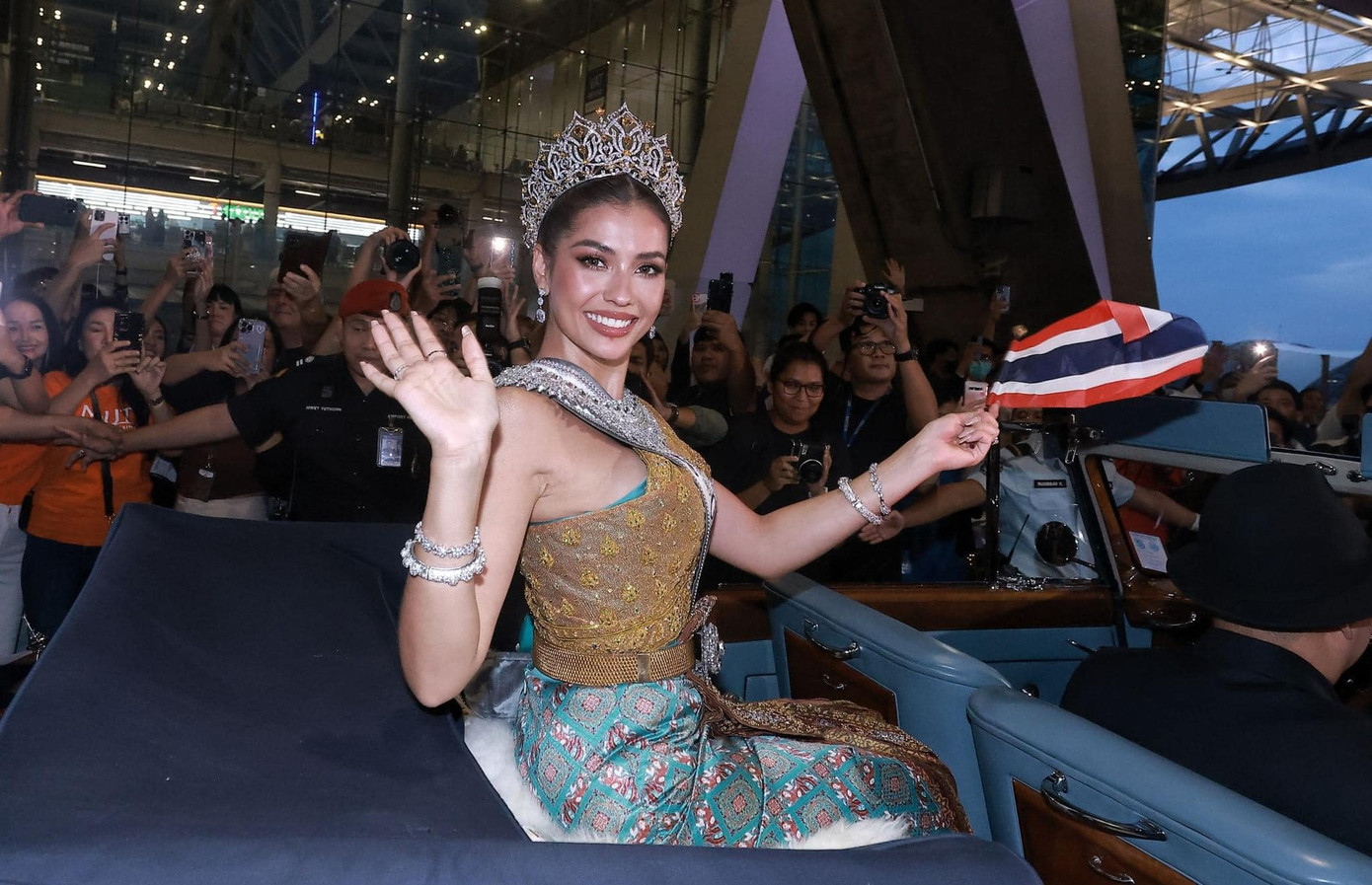 Tối 26/11, người đẹp Thái Lan Anntonia Porsild - Á hậu 1 cuộc thi Hoa hậu Hoàn vũ 2023 đã trở về quê nhà trong sự chào đón nồng nhiệt của khán giả.