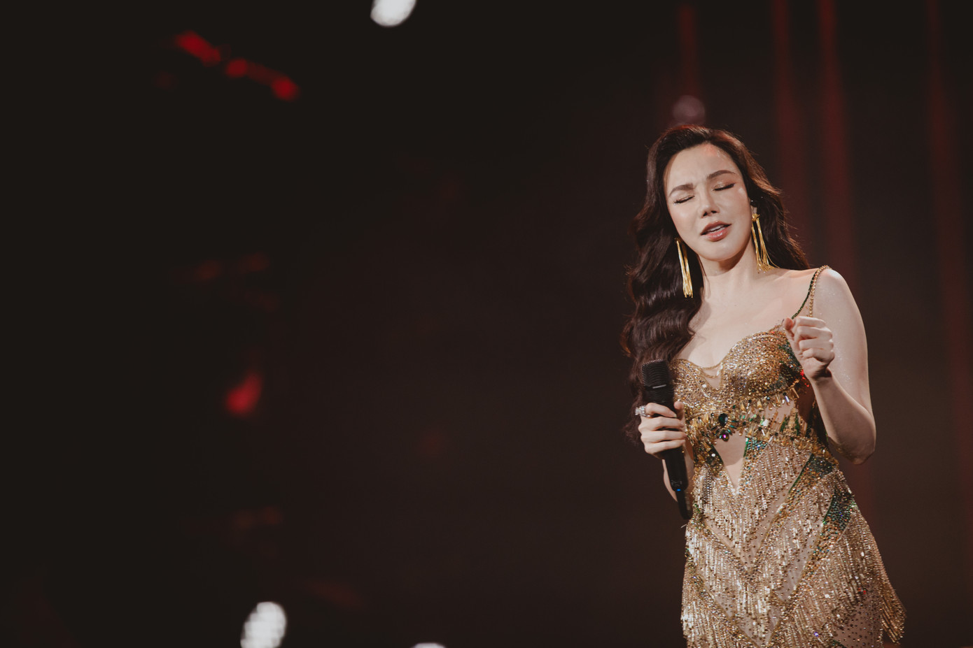 Hồ Quỳnh Hương thể hiện Những khung trời khác và Bức thư tình thứ tư. Hồ Quỳnh Hương cho biết tại đêm nhạc ở TPHCM cô hát sung đến nỗi bị ngã không ít lần. Trong đêm nhạc này, cô hứa hát sung tiếp nhưng cũng đề phòng để không bị ngã nữa. Cô còn hóm hỉnh nói nếu cô lỡ bị ngã thì hy vọng khán giả thông cảm cho mình.