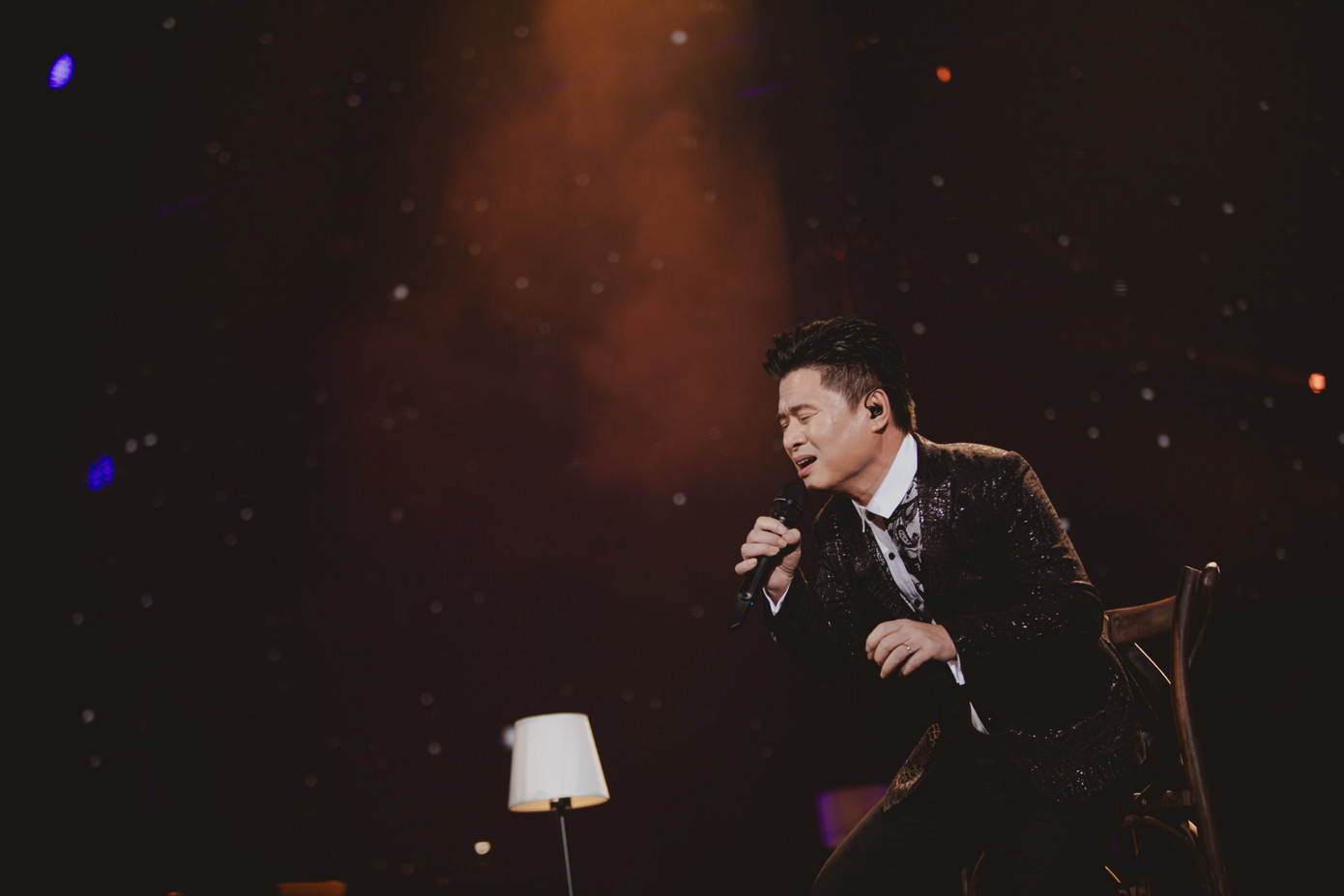 Đỗ Bảo mở màn buổi diễn bằng tiếng đàn piano dịu êm và lời gửi gắm cuộc sống này ta buộc phải yêu thương nhau nhiều hơn” như thông điệp xuyên suốt các nốt trầm bổng của đêm nhạc. Tấn Minh và Hà Trần mở màn buổi diễn với loạt bài hát Những mùa đông yêu dấu, Thời gian để yêu, Nghịch lý.