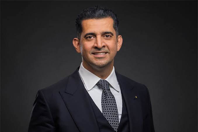 Doanh nhân người Iran - Patrick Bet-David - bày tỏ mong muốn mua lại cuộc thi Hoa hậu Hoàn vũ từ tay nữ tỷ phủ chuyển giới người Thái Lan - Anne Jakrakutatip.