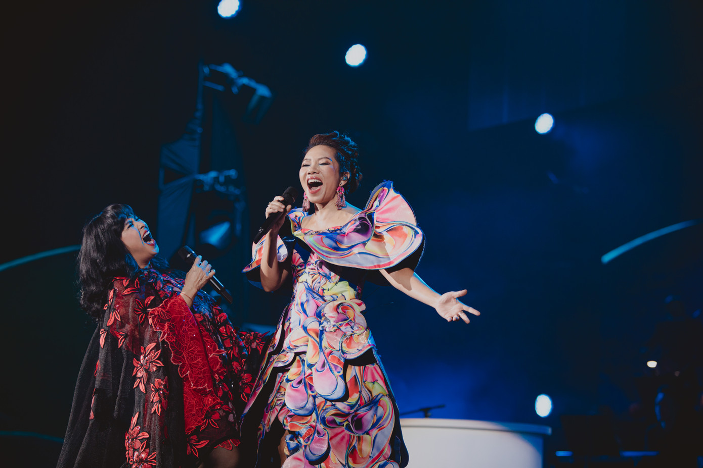 Hà Trần trở lại và làm nóng sân khấu với Cầu vồng đêm mưa và Đôi giầy lười. Diva Hà Trần gặp nhiều sự cố trên sân khấu như rơi bông tai, rơi thiết bị âm thanh nhưng chị đã thể hiện thành công tất cả ca khúc.