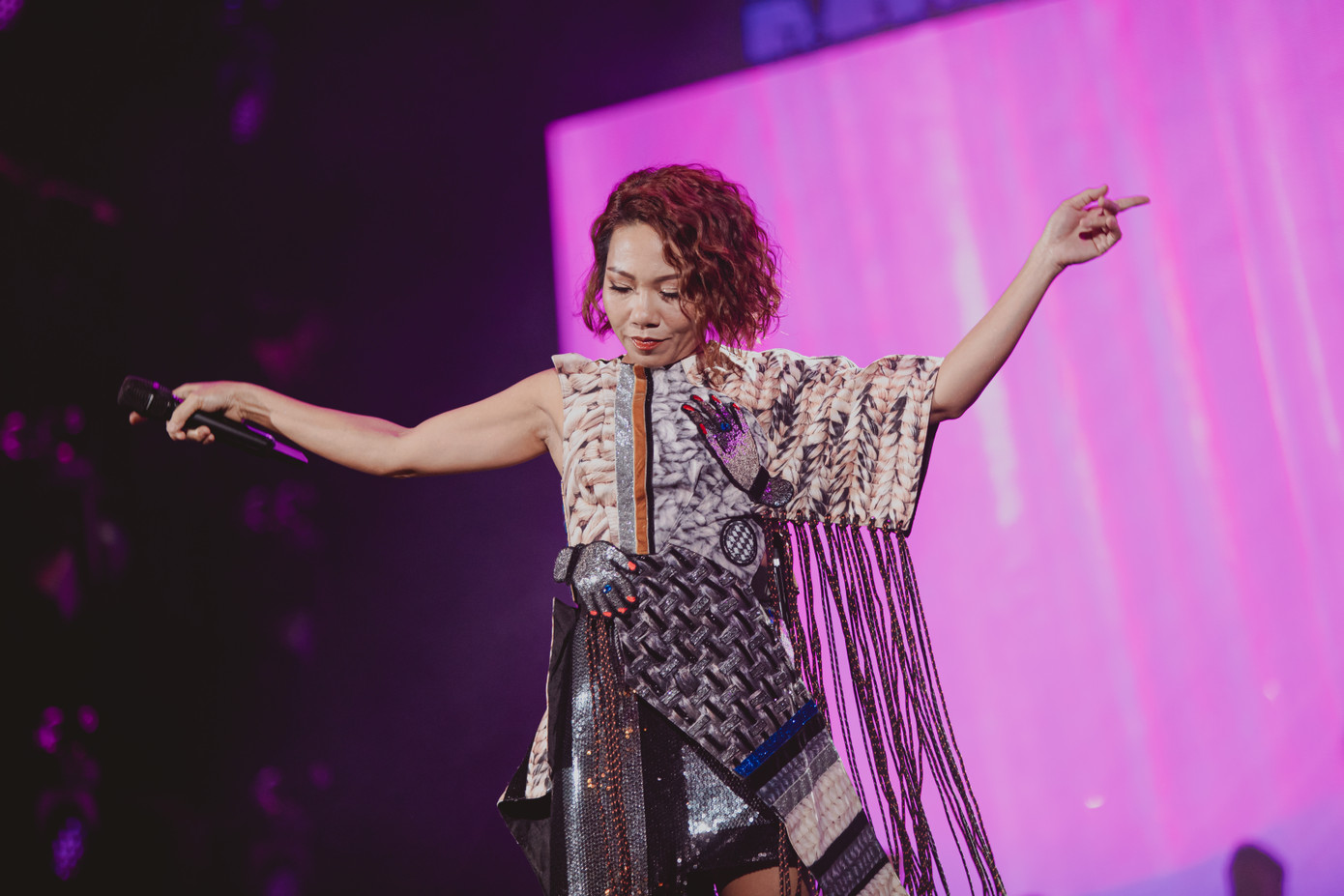 Nếu Tấn Minh đem đến những lời ca đầy tình tứ, thiêng liêng thì Hà Trần đem tới những bản phối mới lúc mênh mang, lúc bùng nổ khiến khán phòng không ngớt những tiếng hò reo.