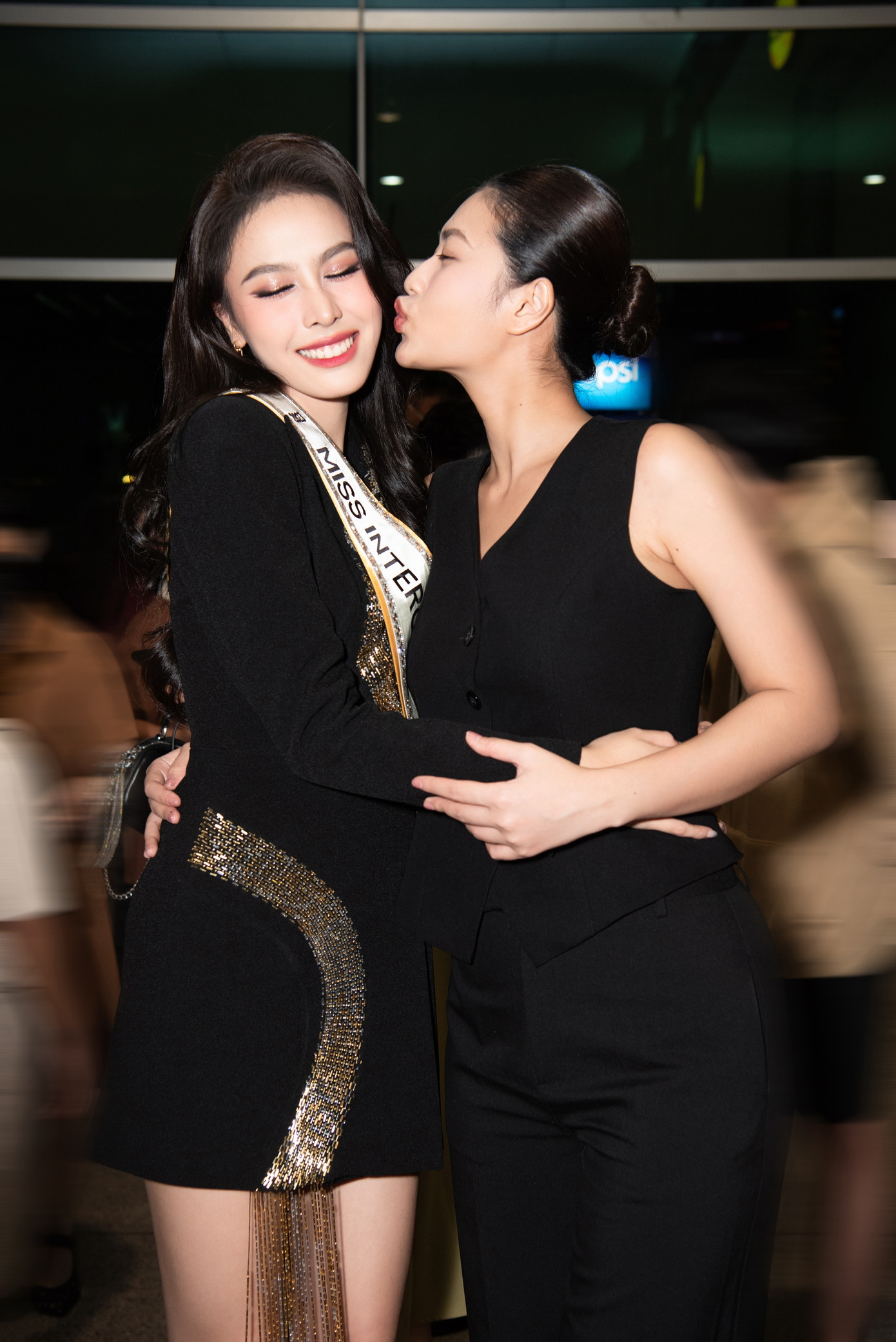 Hoa hậu Thiên Ân ra sân bay tiễn Ngọc Hằng. Hai người đẹp cùng diện tông màu đen.