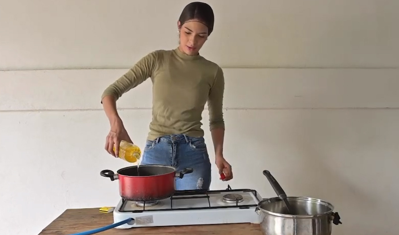 Trước khi đăng quang, Hoa hậu Hoàn vũ 2023 Sheynnis Palacio phải kiếm thêm thu nhập bằng cách bán bánh rán với mẹ.