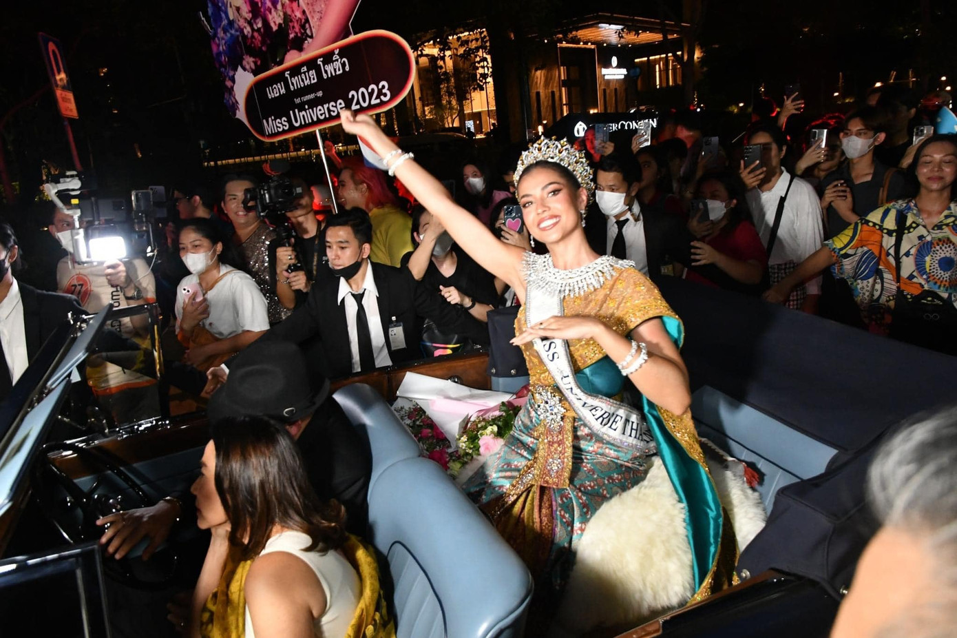 Xuất hiện trước công chúng, Anntonia mặc bộ trang phục dân tộc tông màu vàng - xanh, đội vương miện Hoa hậu Hoàn vũ Thái Lan 2023.