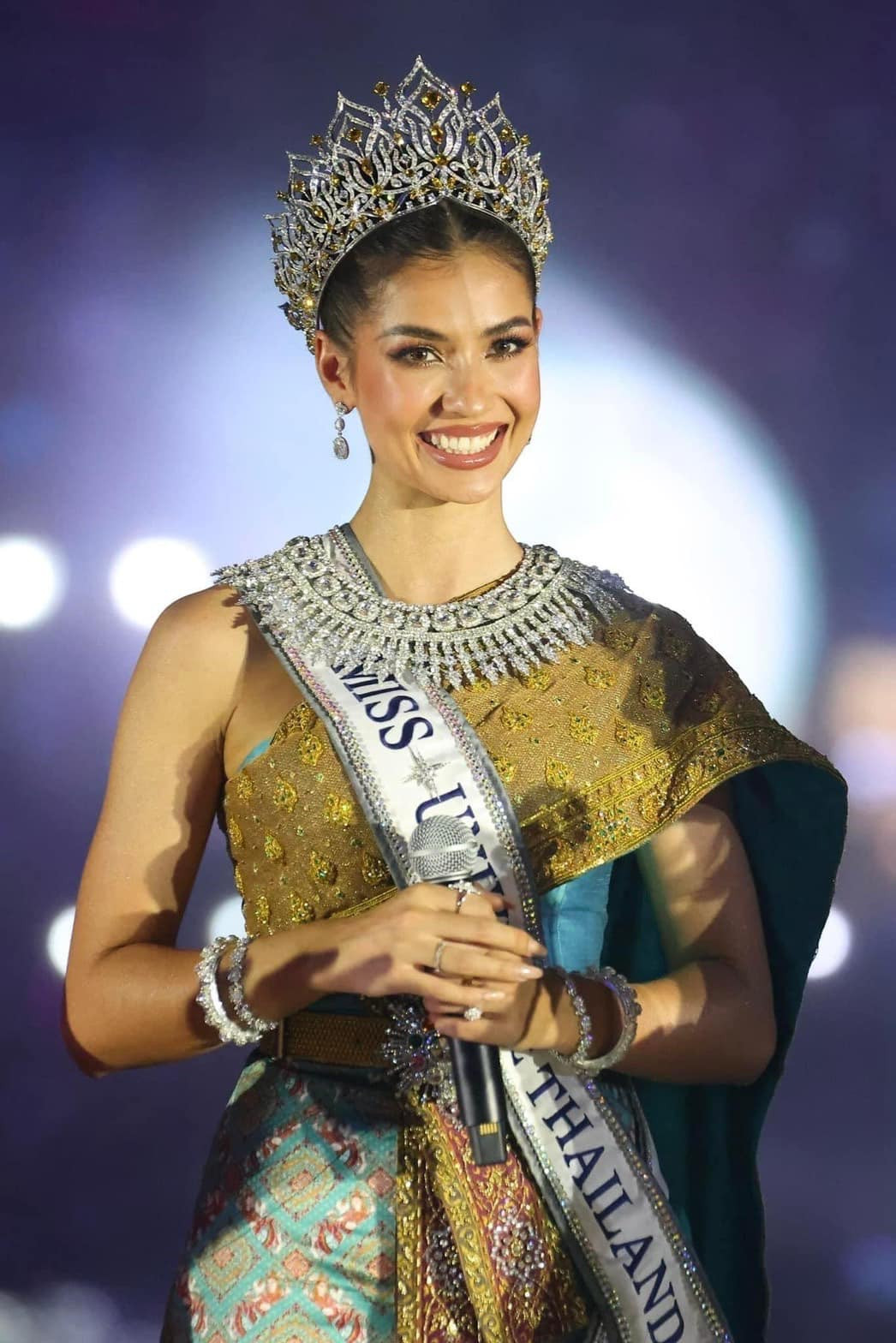 Anntonia Porsild sinh năm 1997, mang hai dòng máu Đan Mạch - Thái Lan. Người đẹp có chiều cao 1,73 m và thân hình nóng bỏng.