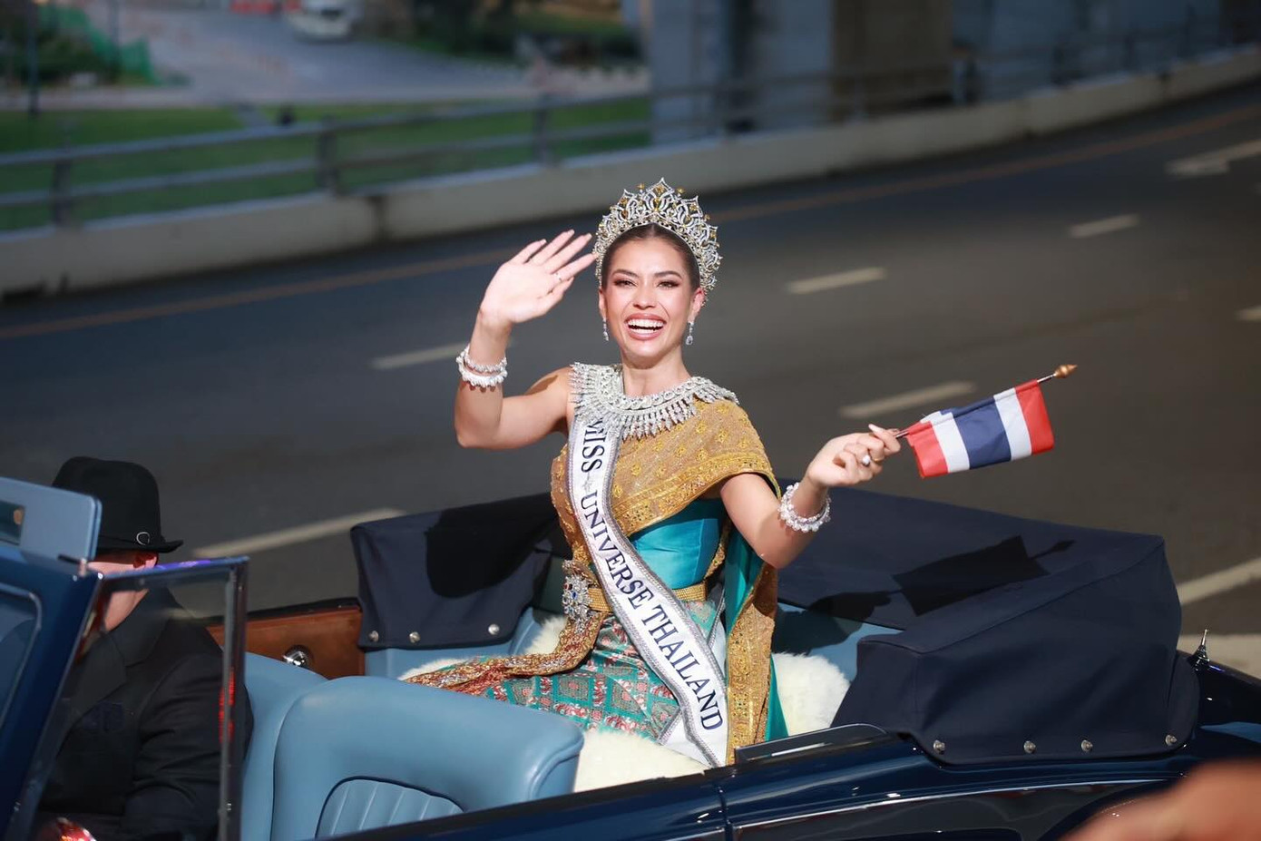 Trong quá trình ra sân bay để trở về Thái Lan, Anntonia gặp va chạm giao thông trên đường cao tốc khiến nhiều người lo lắng.