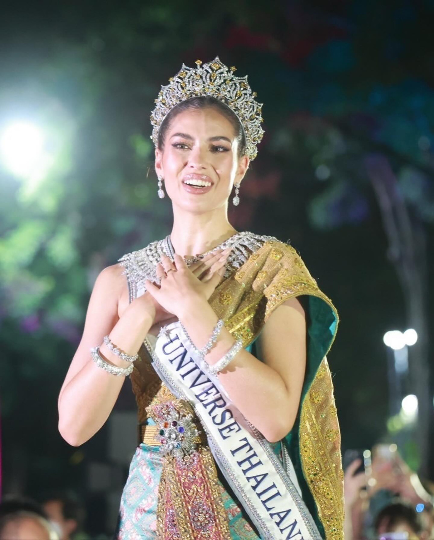 Anntonia Porsild sinh năm 1997, mang hai dòng máu Đan Mạch - Thái Lan. Người đẹp có chiều cao 1,73 m và thân hình nóng bỏng.