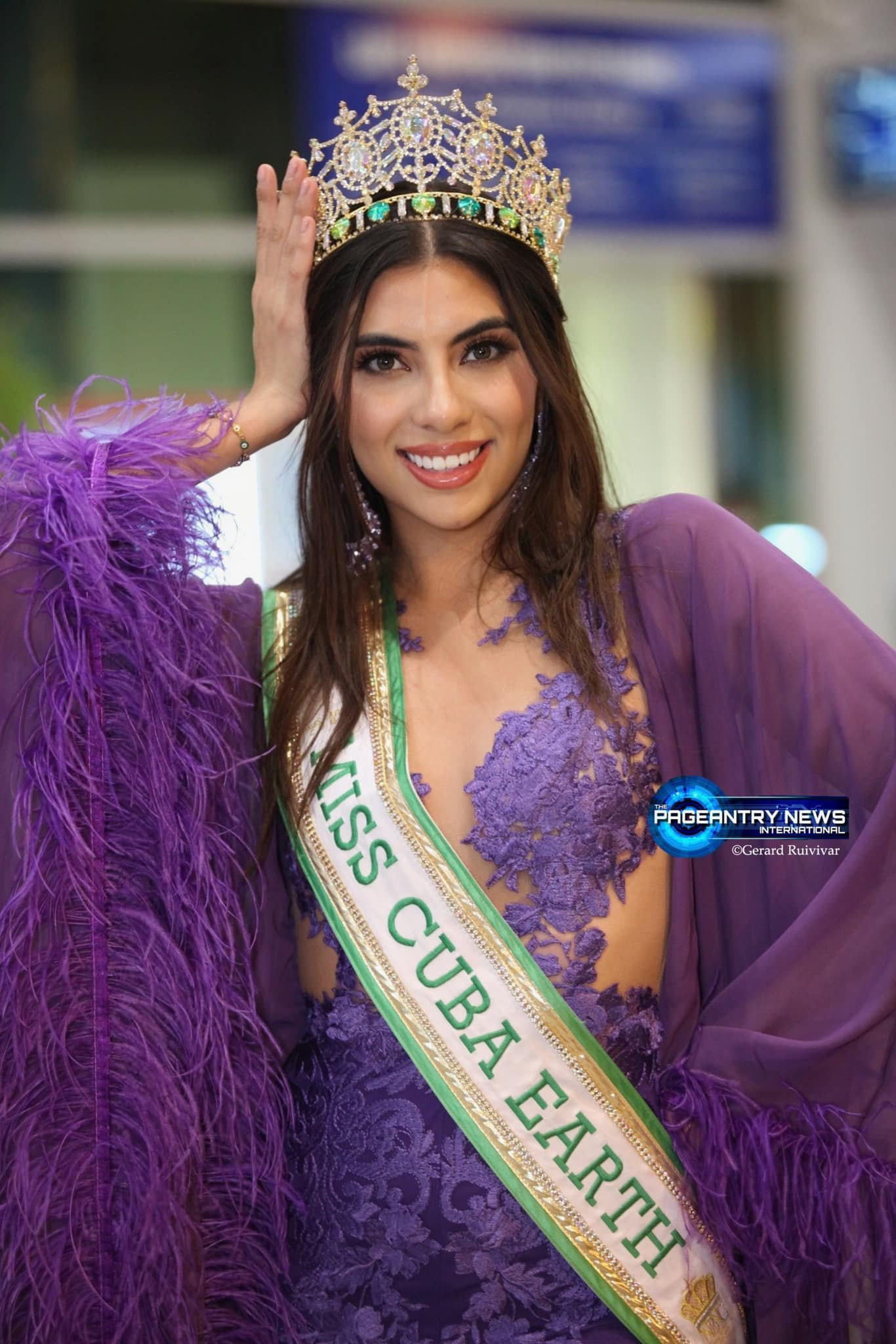 Đại diện Cuba nổi bật ở sân bay khi diện bộ jumpsuit màu tím, đính lông vũ, chất liệu ren xuyên thấu.