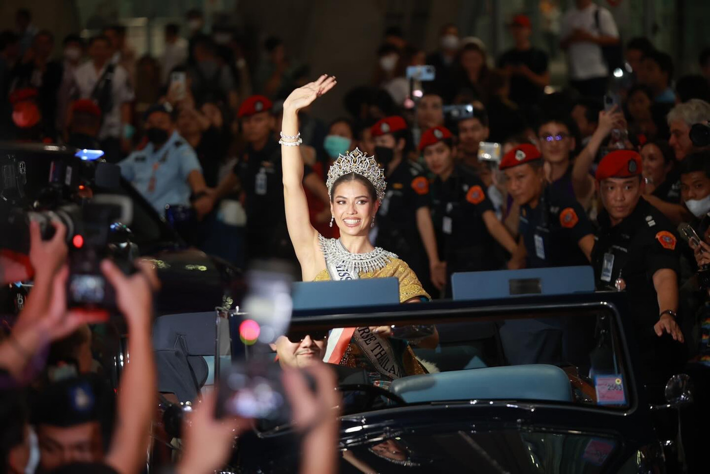 Trong quá trình ra sân bay để trở về Thái Lan, Anntonia gặp va chạm giao thông trên đường cao tốc khiến nhiều người lo lắng.