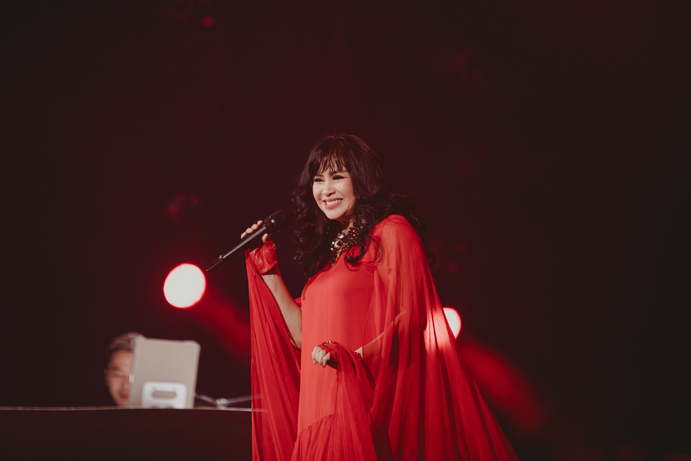 Khi trình bày ca khúc Tôi khóc biển xưa, Thanh Lam nói đùa rằng khi đọc lời, cô đã tưởng rằng đây là một bài hát về bảo vệ môi trường, nhưng thực tế đây là một bài hát về sự rút cạn của hai người khi yêu nhau. Diva cũng cảm ơn người bạn đời là bác sĩ Bùi Tiến Hùng vì là người đã đem đến tình yêu mà không rút cạn chị. Tuy nhiên do hồi hộp nên nữ ca sĩ đã gọi nhầm chức danh nghề nghiệp của bạn trai từ bác sĩ thành nhạc sĩ khiến khán giả bật cười. Nữ ca sĩ thừa nhận cô cảm thấy có chút bối rối khi nói về tình yêu.