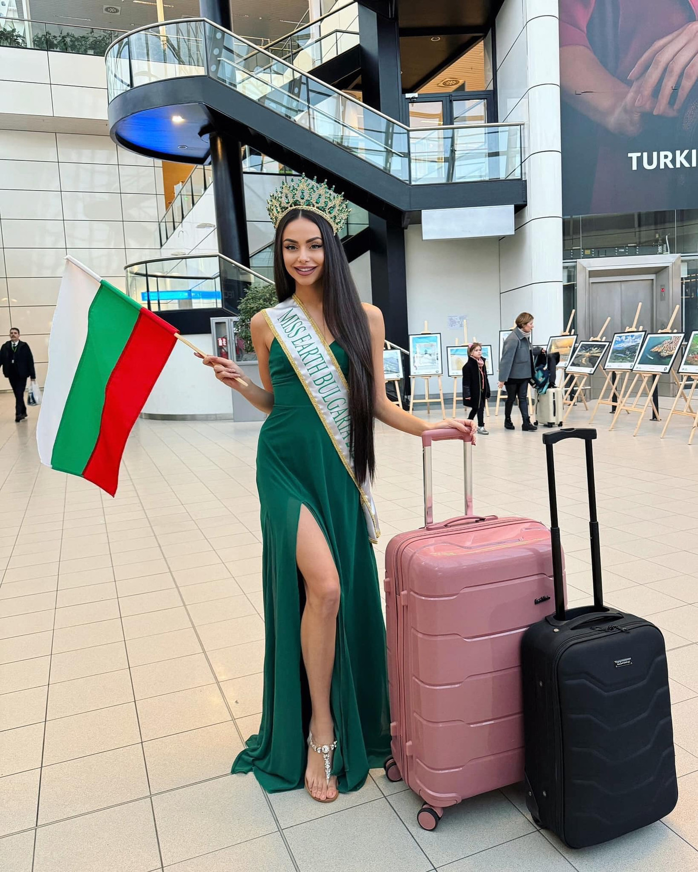 Hoa hậu Trái Đất 2023 diễn ra từ ngày 1-22/12 tại TPHCM với nhiều vòng thi phụ như thi trang phục dân tộc bằng chất liệu tái chế và thân thiện với môi trường tại phố đi bộ Nguyễn Huệ, trình diễn trang phục áo tắm, thi tài năng… Đương kim hoa hậu là người đẹp Hàn Quốc - Mina Sue Choi.