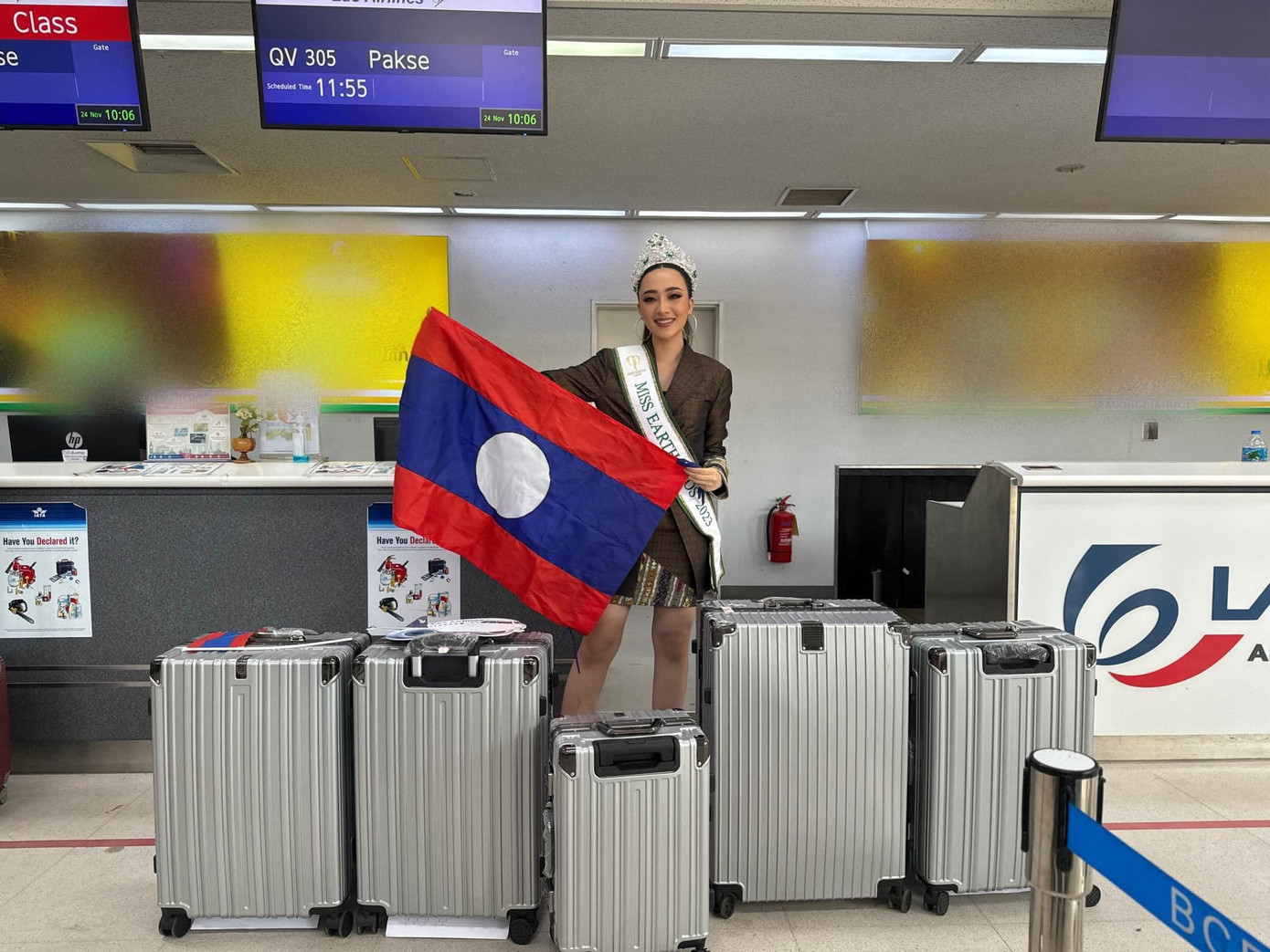 Người đẹp Lào khởi hành sang Việt Nam dự thi Hoa hậu Trái Đất 2023. Cô mang theo nhiều vali đựng trang phục, phụ kiện.