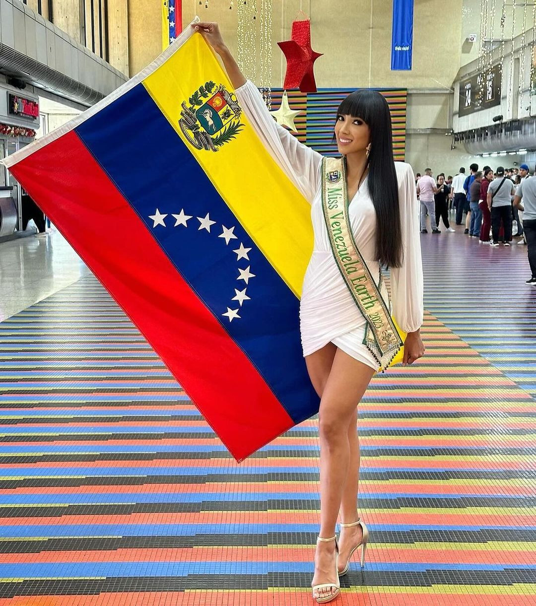 Đại diện Venezuela - Jhosskaren Carrizo diện váy trắng bó sát, khoe chân dài gợi cảm khi ra sân bay. Cô cũng được đánh giá là ứng viên mạnh của khu vực Mỹ Latinh.