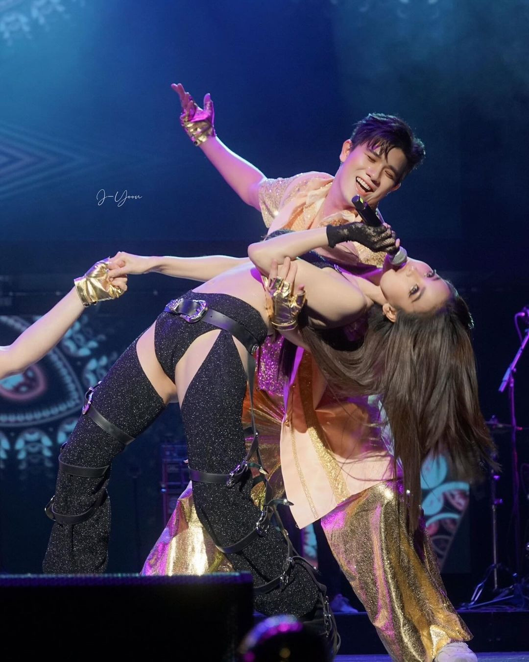 Engfa Wahara biểu diễn trong đêm nhạc tại Philippines.