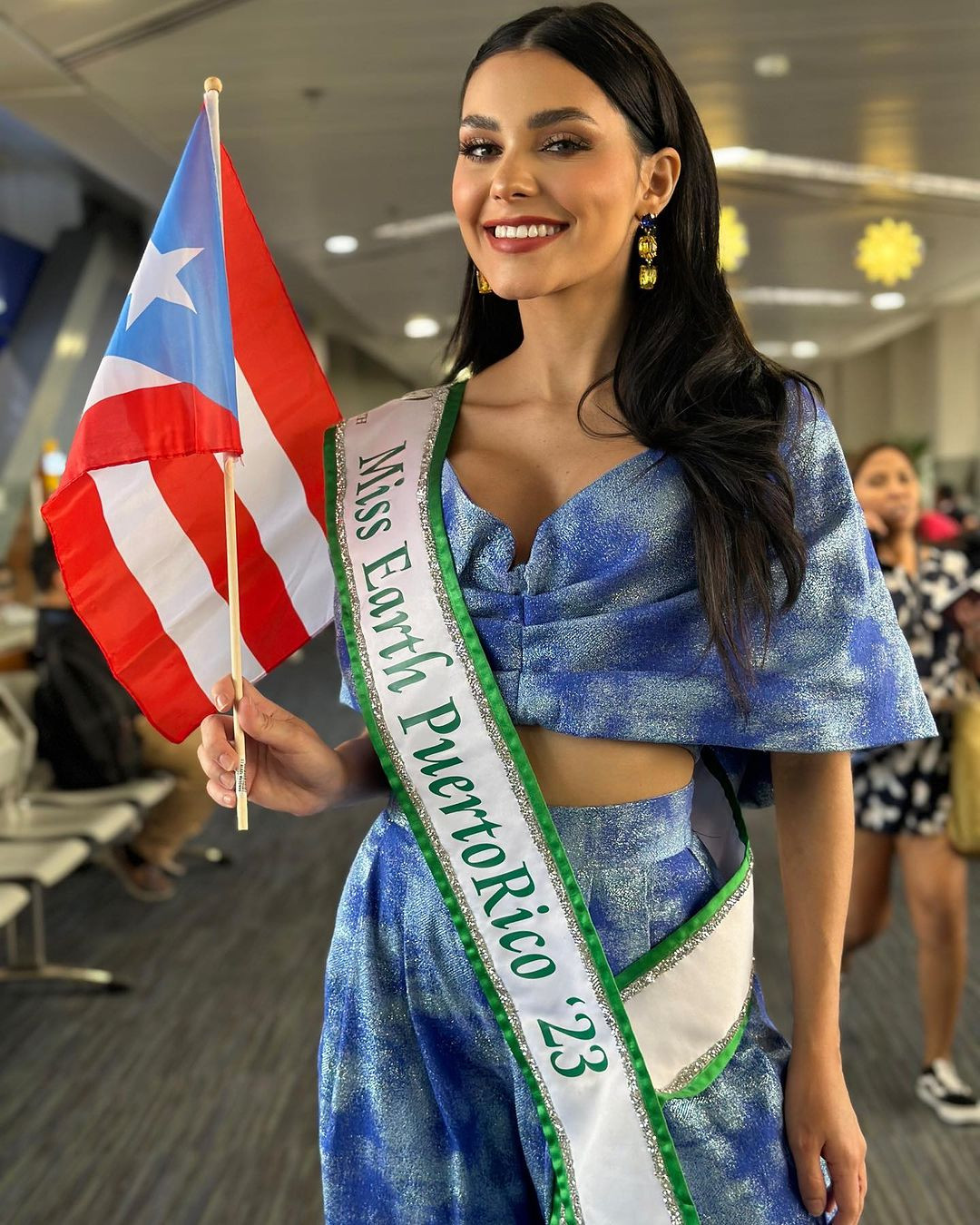 Đại diện Puerto Rico - Victoria Arocho diện bộ váy xanh, khoe vòng eo gợi cảm khi ra sân bay sang Việt Nam dự thi Hoa hậu Trái Đất 2023. Cô đang được đánh giá là ứng viên sáng giá cho vương miện và là thí sinh nổi bật của khu vực châu Mỹ Latinh.