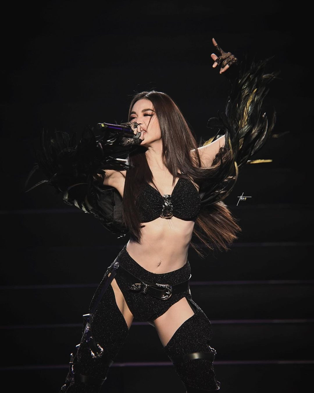 Engfa Wahara biểu diễn trong đêm nhạc tại Philippines.