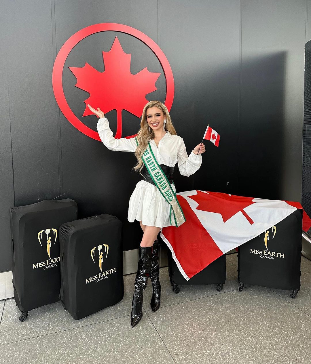 Người đẹp Canada - Layanna Robinson mặc váy trắng nền nã.