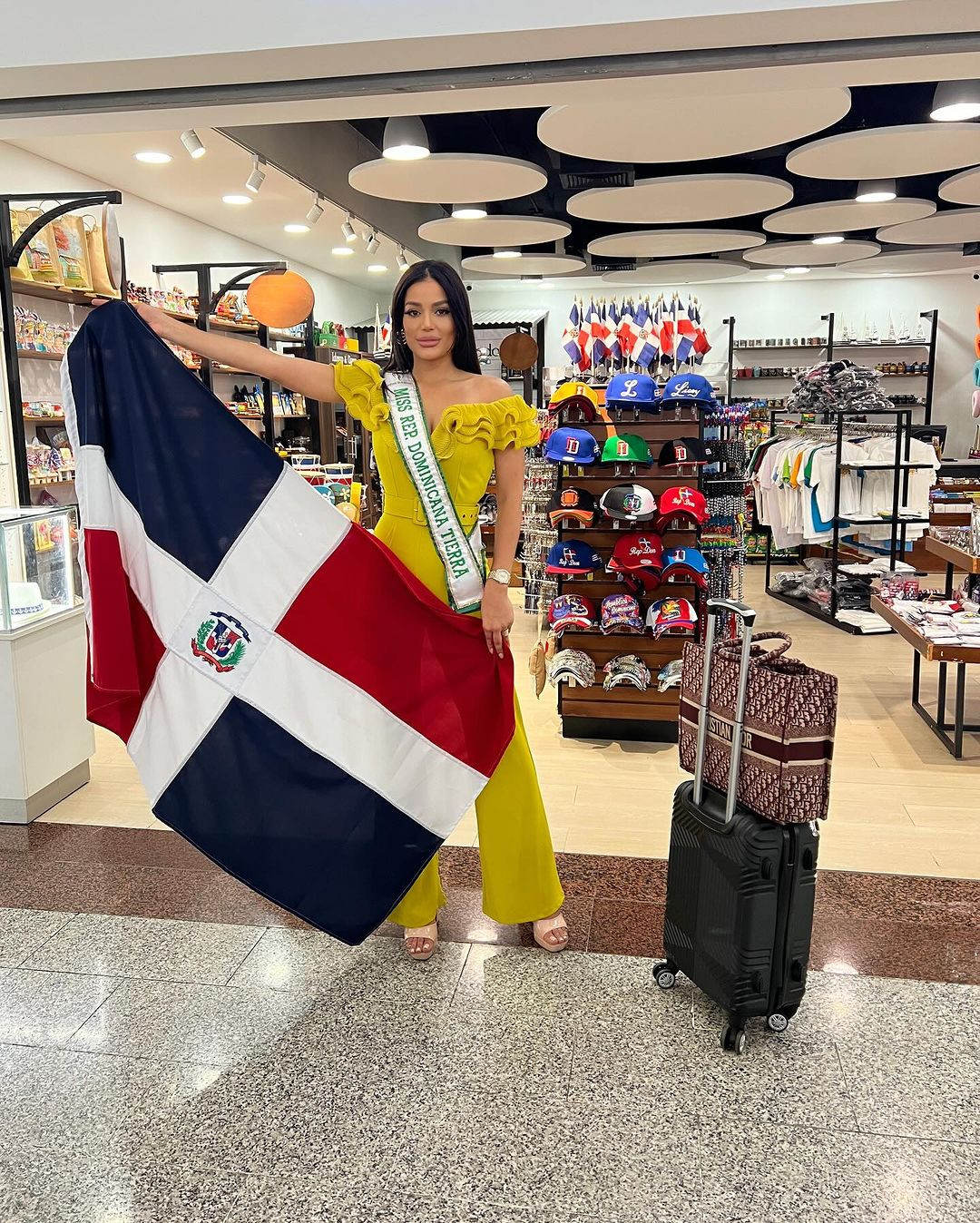 Người đẹp Cộng hòa Dominica - Elianny Capellán diện jumpsuit màu vàng nổi bật ở sân bay.