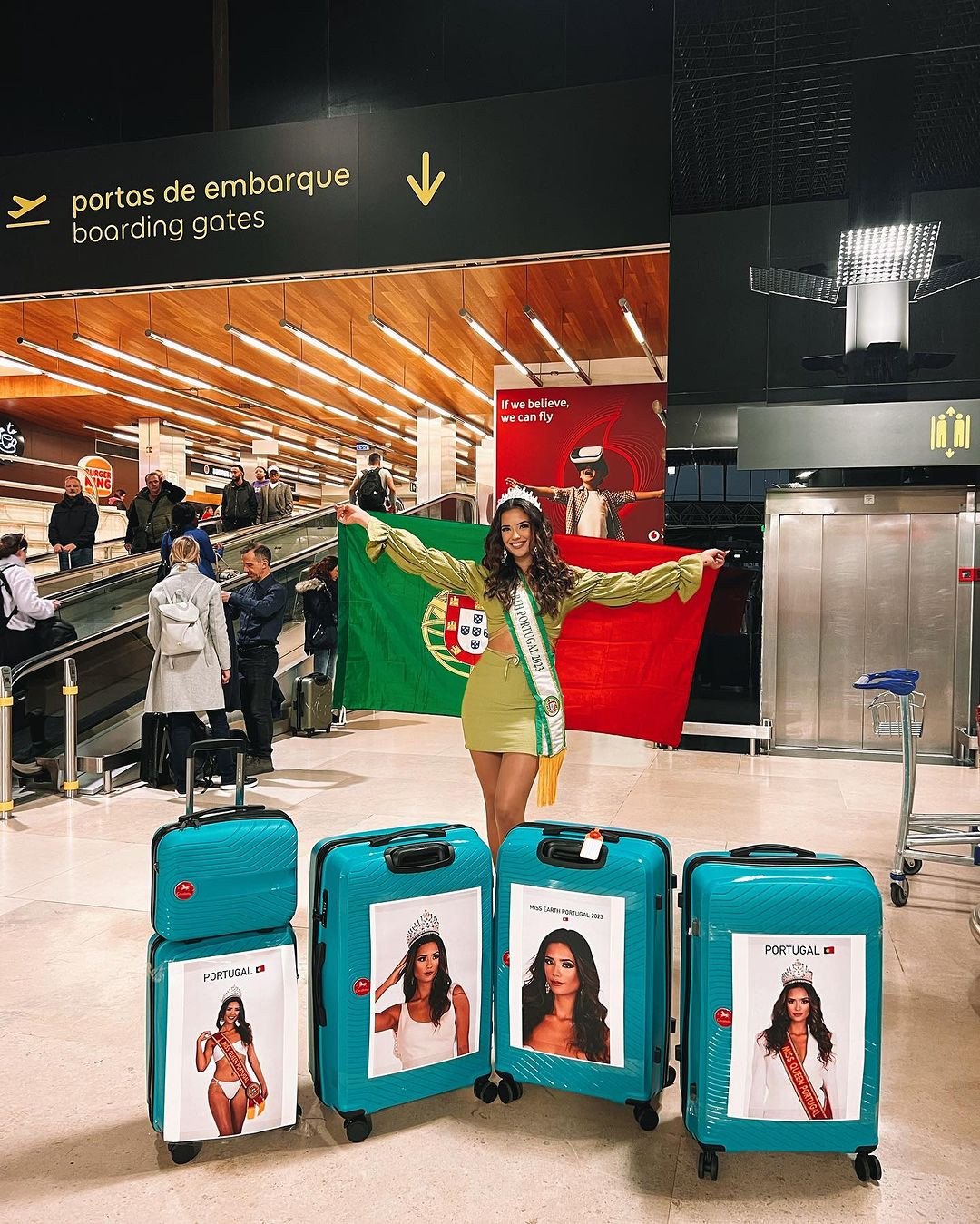 Người đẹp Bồ Đào Nha - Carlota Lobo mang theo nhiều hành lý khi ra sân bay. Cô còn cẩn thận in hình bikini của mình trên vali.