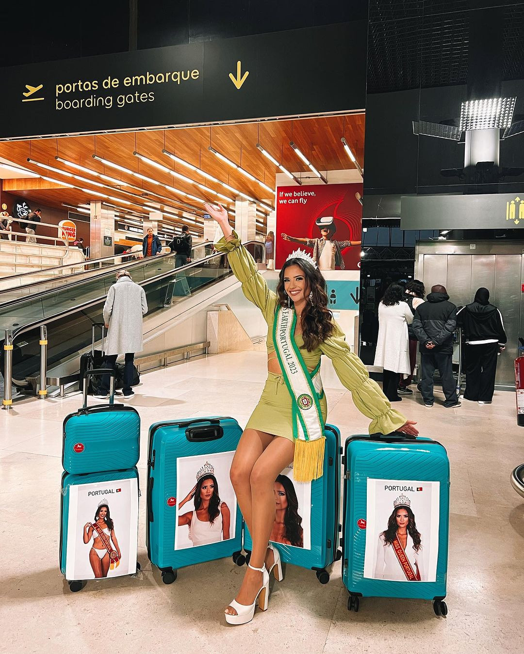 Người đẹp Bồ Đào Nha - Carlota Lobo mang theo nhiều hành lý khi ra sân bay. Cô còn cẩn thận in hình bikini của mình trên vali.