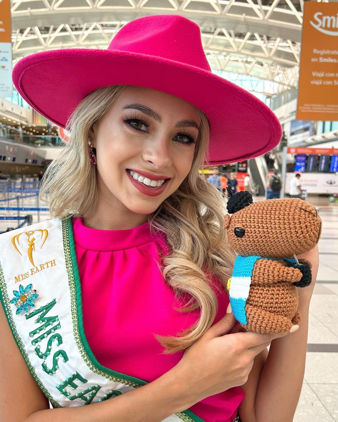 Đại diện Argentina - Selene Bublitz diện trang phục màu hồng dễ thương khi ra sân bay.