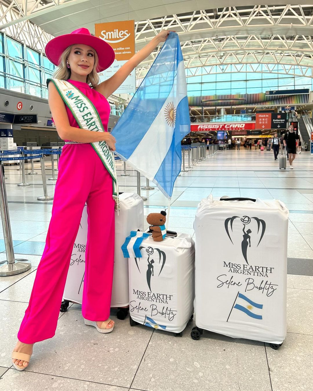 Đại diện Argentina - Selene Bublitz diện trang phục màu hồng dễ thương khi ra sân bay.