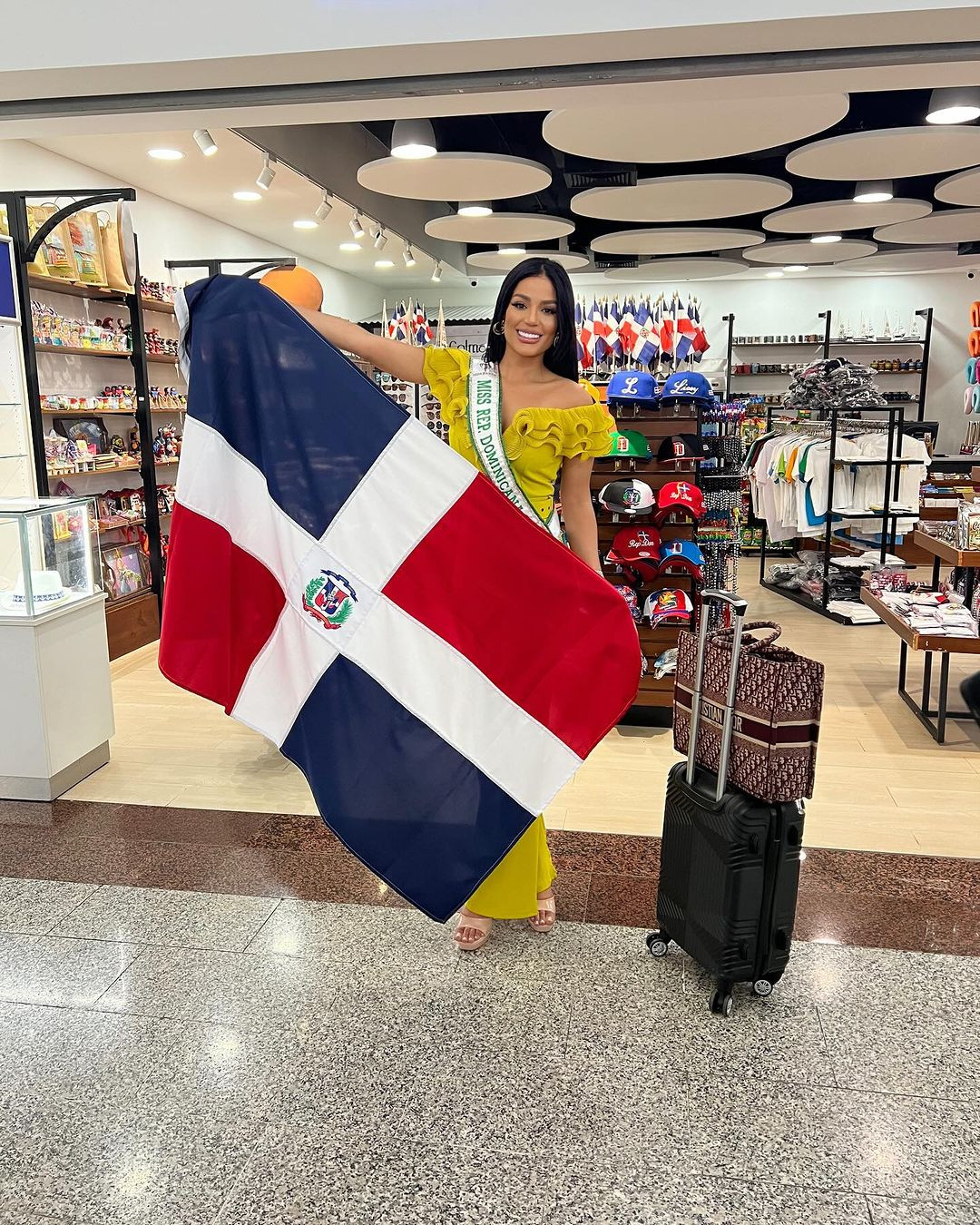 Người đẹp Cộng hòa Dominica - Elianny Capellán diện jumpsuit màu vàng nổi bật ở sân bay.