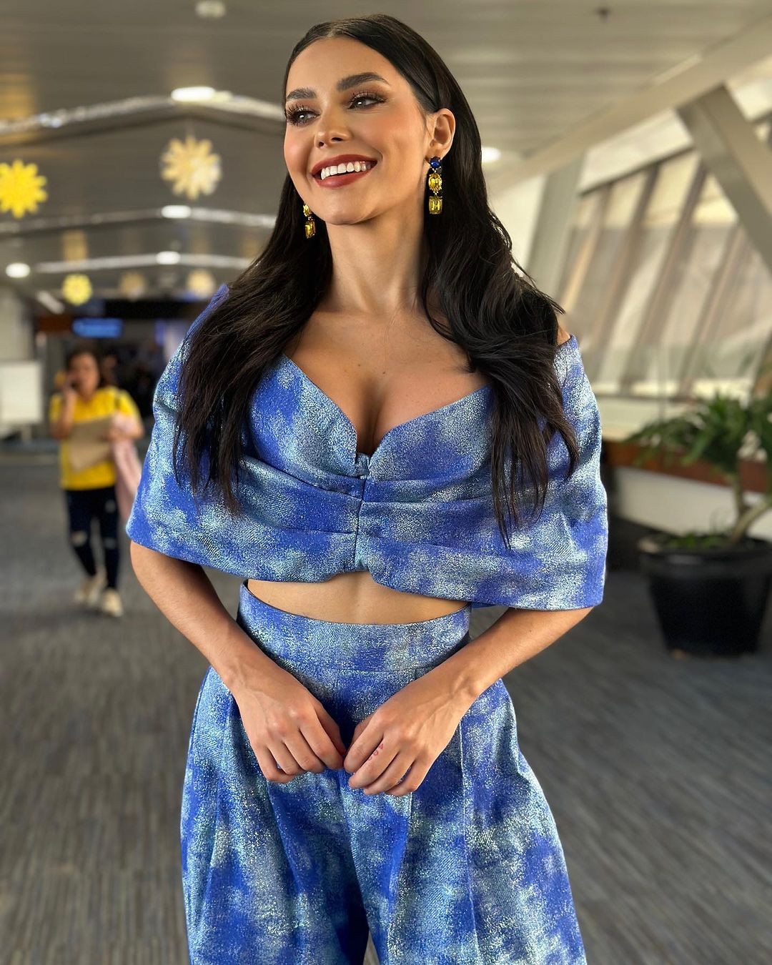 Đại diện Puerto Rico - Victoria Arocho diện bộ váy xanh, khoe vòng eo gợi cảm khi ra sân bay sang Việt Nam dự thi Hoa hậu Trái Đất 2023. Cô đang được đánh giá là ứng viên sáng giá cho vương miện và là thí sinh nổi bật của khu vực châu Mỹ Latinh.