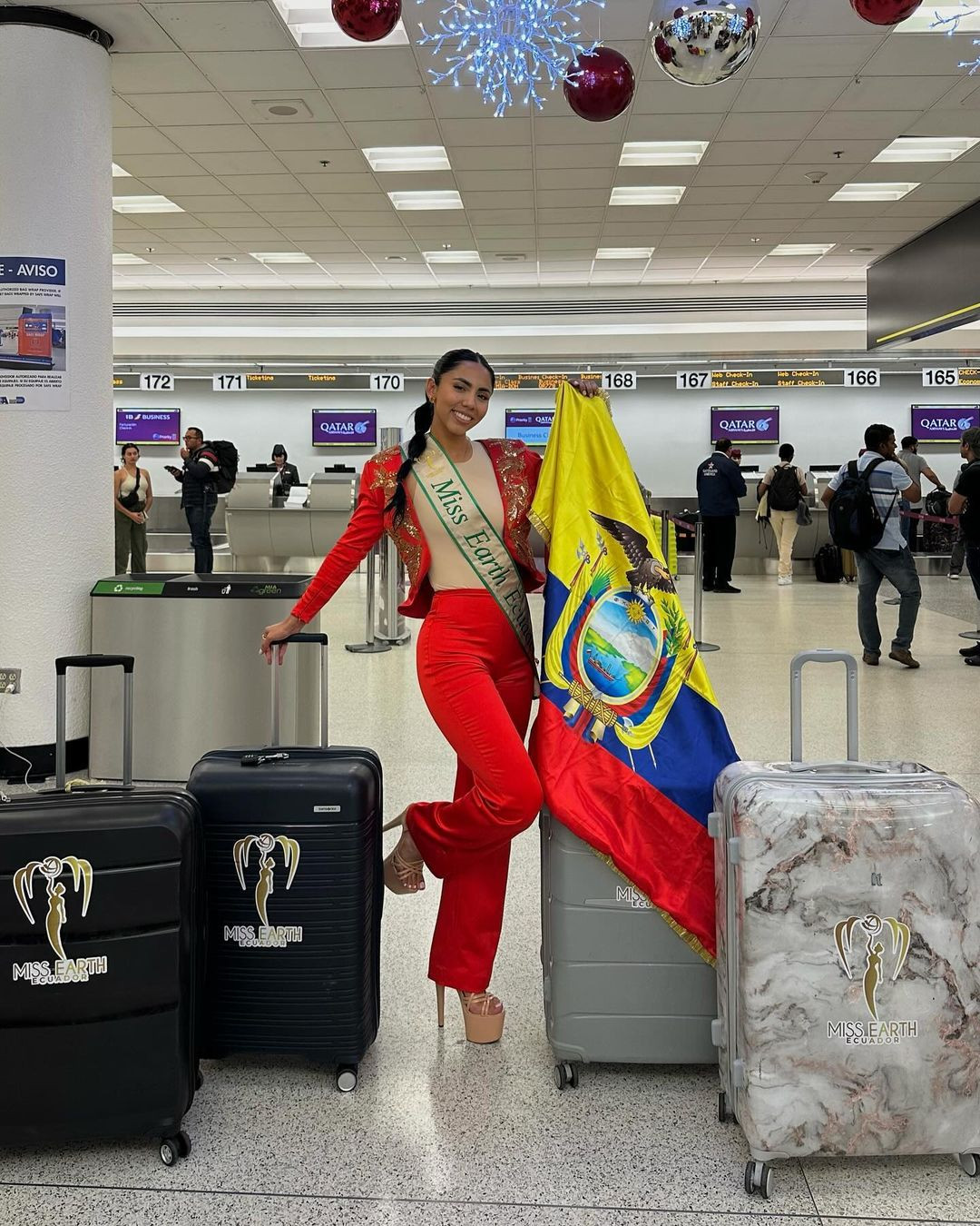 Người đẹp Ecuador - Naomi Viteri mặc jumpsuit màu đỏ nổi bật. Cô thu hút với gương mặt cá tính, hiện đại và vóc dáng nóng bỏng.