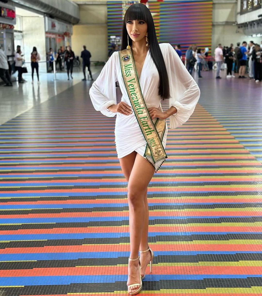 Đại diện Venezuela - Jhosskaren Carrizo diện váy trắng bó sát, khoe chân dài gợi cảm khi ra sân bay. Cô cũng được đánh giá là ứng viên mạnh của khu vực Mỹ Latinh.