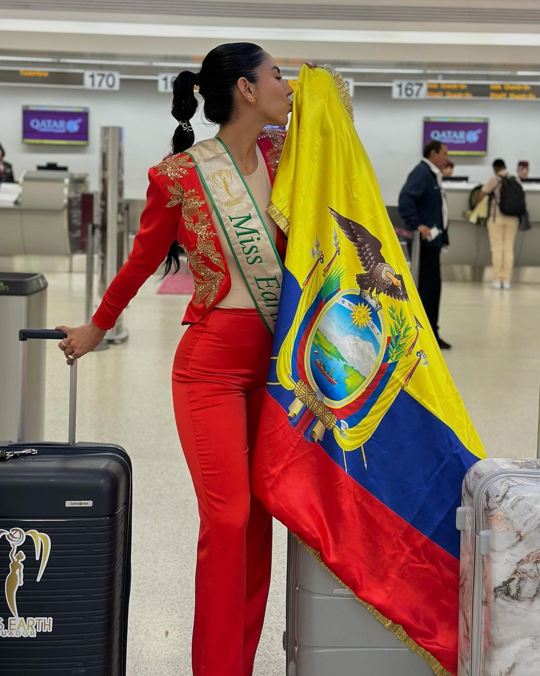 Người đẹp Ecuador - Naomi Viteri mặc jumpsuit màu đỏ nổi bật. Cô thu hút với gương mặt cá tính, hiện đại và vóc dáng nóng bỏng.