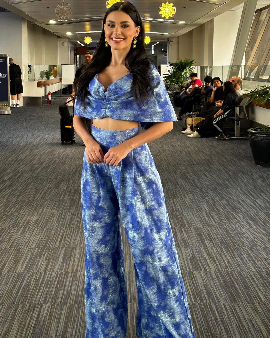 Đại diện Puerto Rico - Victoria Arocho diện bộ váy xanh, khoe vòng eo gợi cảm khi ra sân bay sang Việt Nam dự thi Hoa hậu Trái Đất 2023. Cô đang được đánh giá là ứng viên sáng giá cho vương miện và là thí sinh nổi bật của khu vực châu Mỹ Latinh.