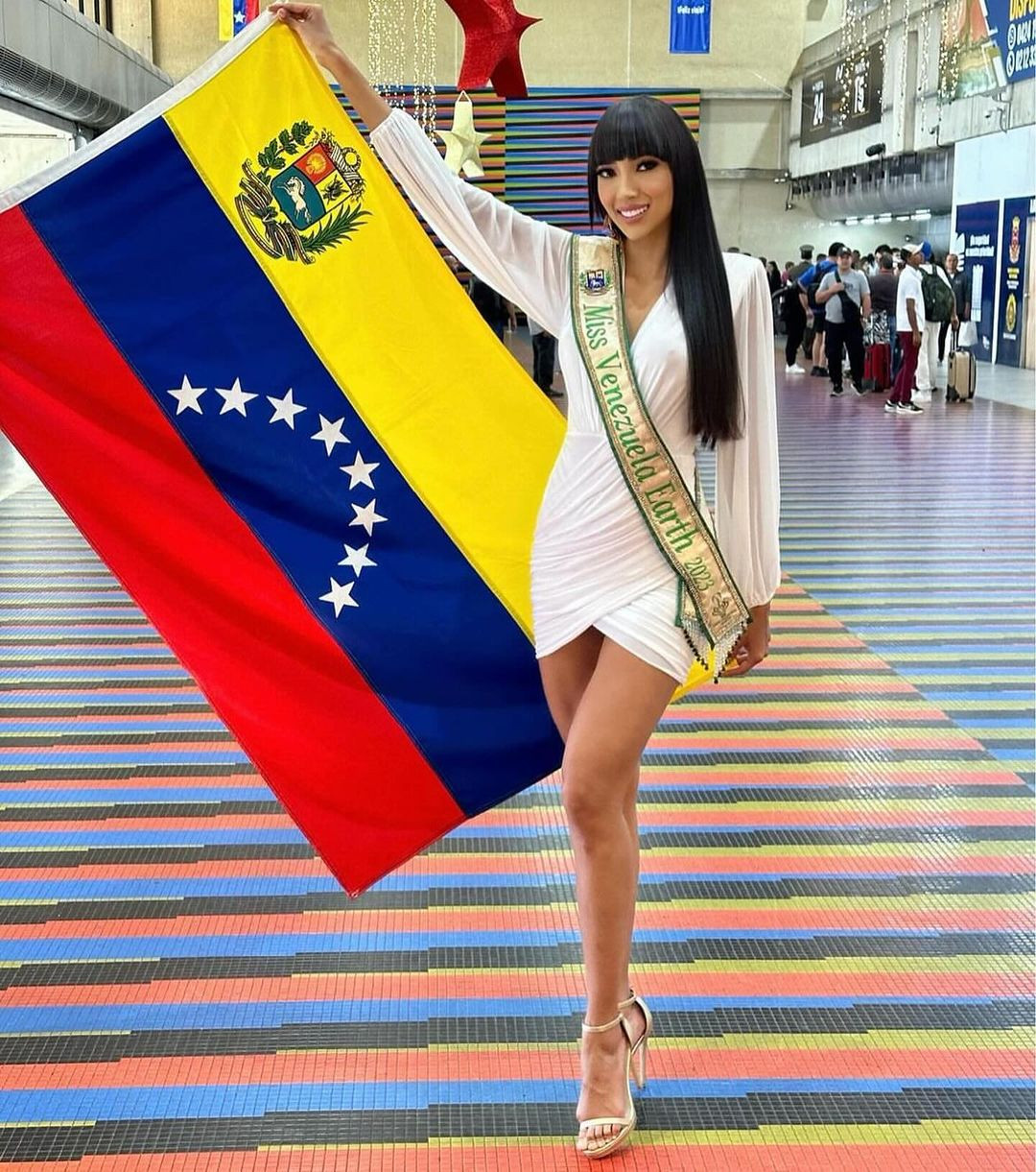 Đại diện Venezuela - Jhosskaren Carrizo diện váy trắng bó sát, khoe chân dài gợi cảm khi ra sân bay. Cô cũng được đánh giá là ứng viên mạnh của khu vực Mỹ Latinh.