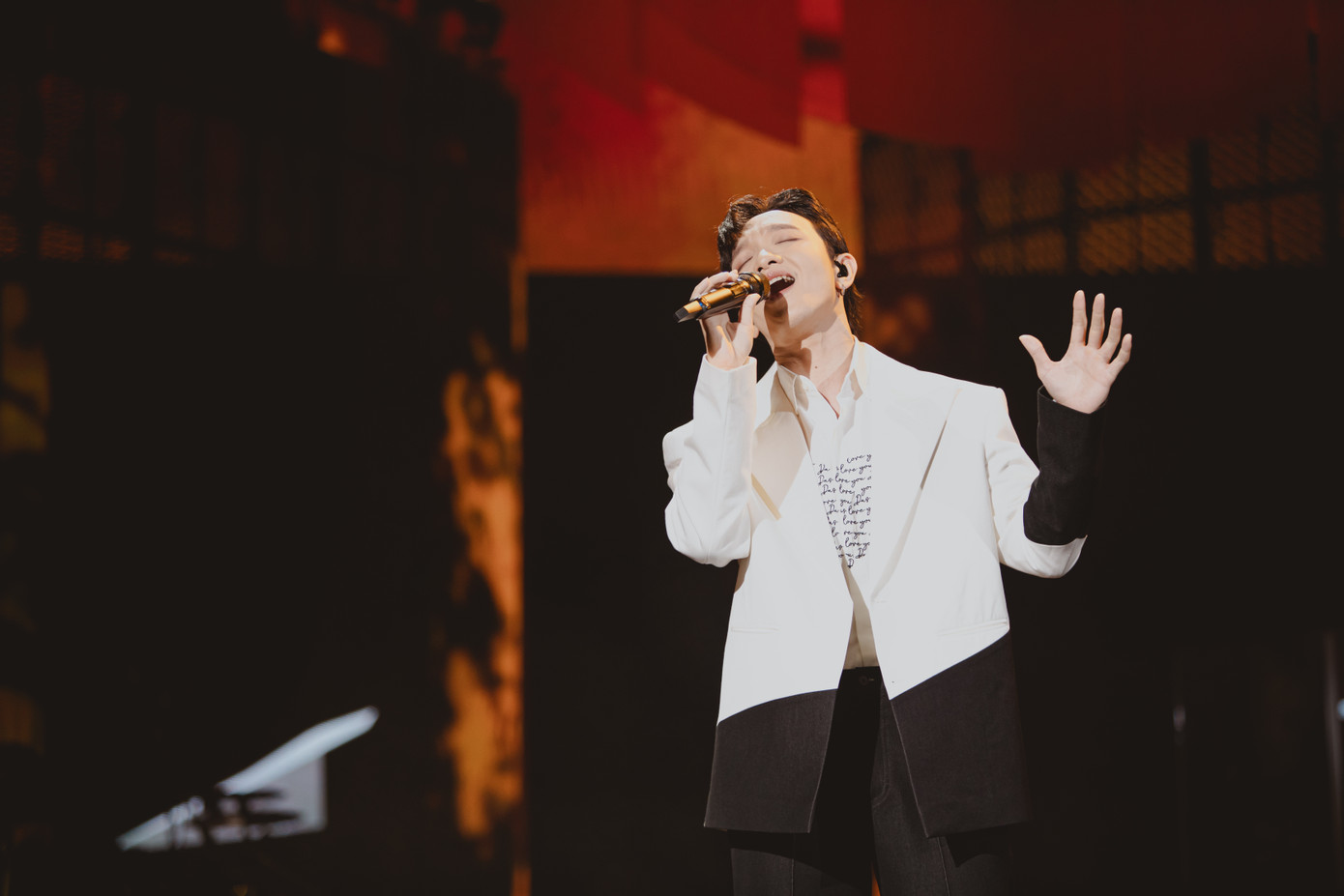 Hoàng Dũng góp giọng trong Cứ mãi ngây thơ, Biết đợi chờ và ca khúc kết Tháng ngày chờ mong.