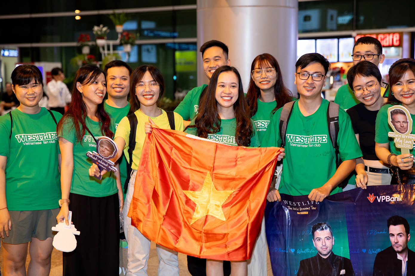 Từ chiều 20/11, một nhóm fan đã tập trung tại sân bay Tân Sơn Nhất, mang theo nhiều băng-rôn, poster để chào đón nhóm nhạc Westlife đến Việt Nam.