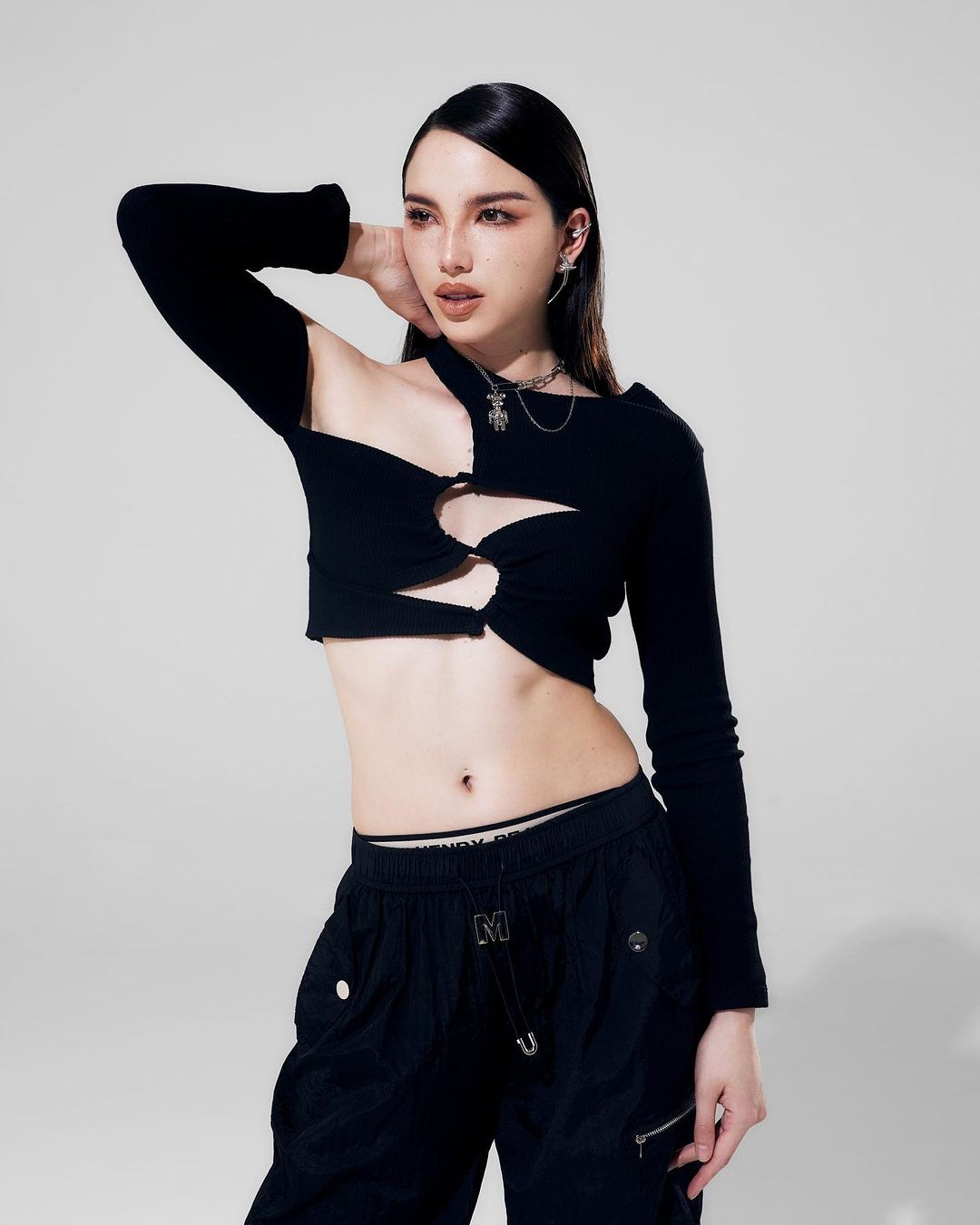 Cô có lợi thế là kỹ năng trình diễn, biểu cảm trước ống kính do có nhiều năm kinh nghiệm làm người mẫu.