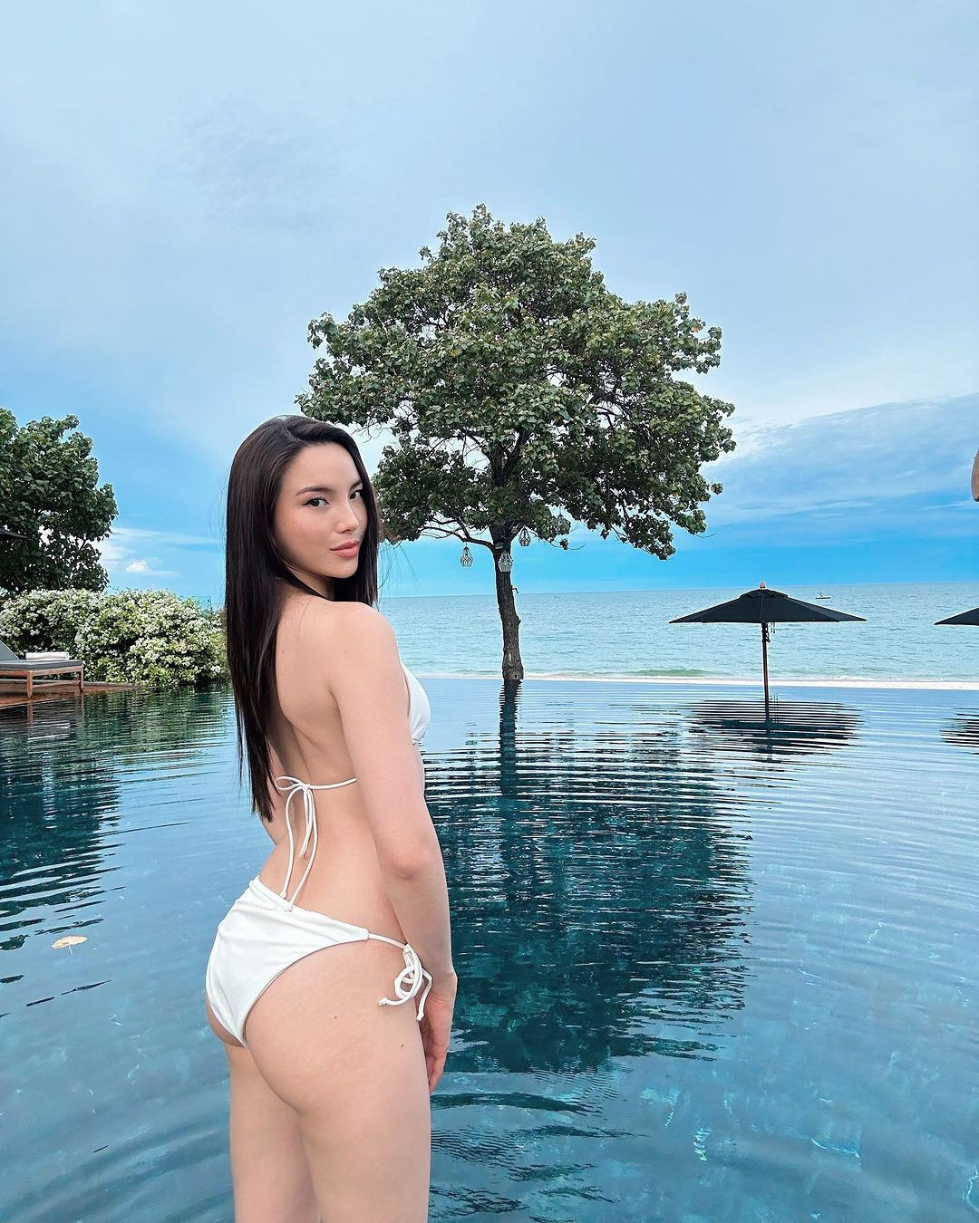 Tia Li Taveepanichpan có sắc vóc ấn tượng với thân hình nóng bỏng.