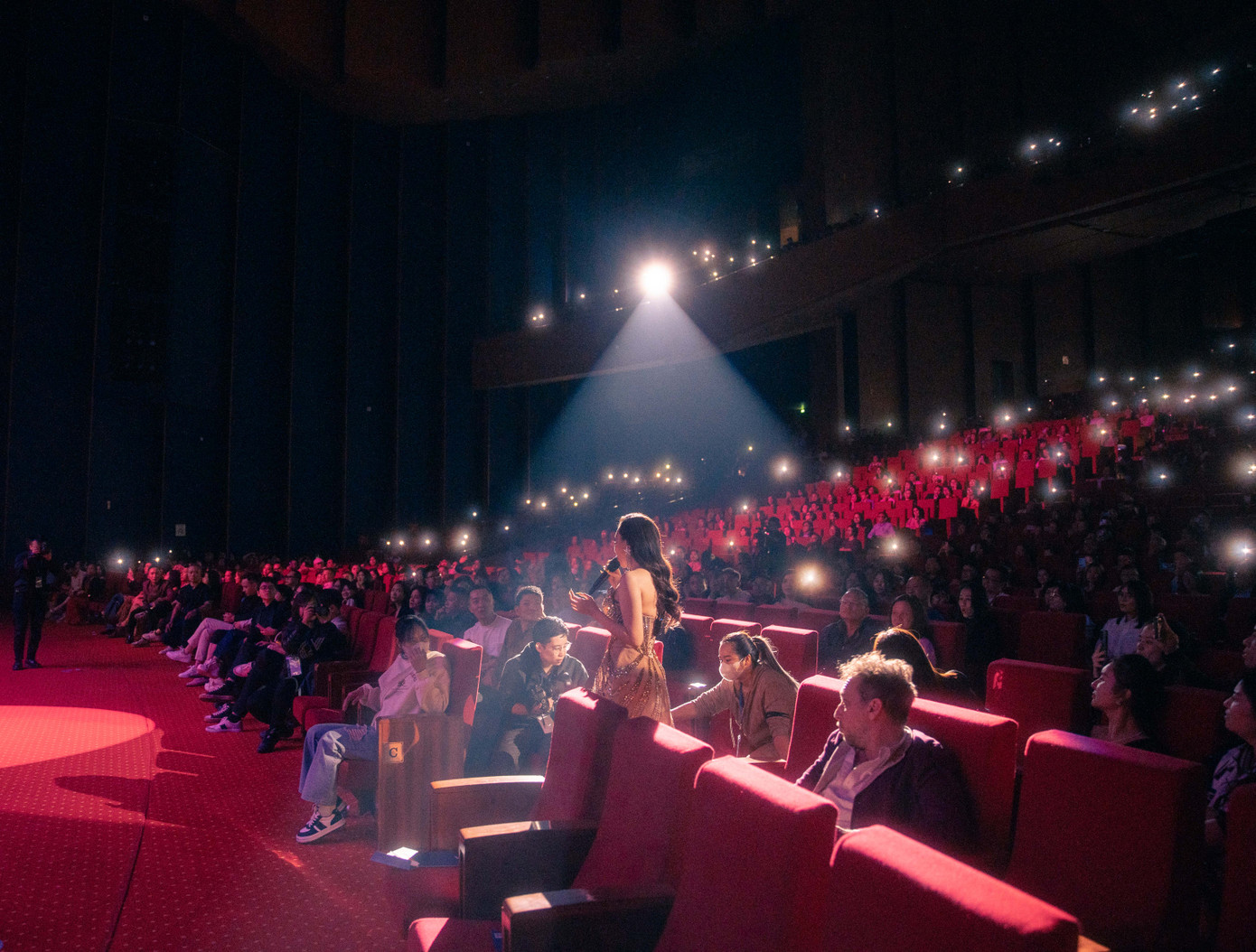 Phần trình diễn của Hồ Quỳnh Hương tạo ra sự hào hứng phấn khích nơi khán giả. Nhiều người ước rằng nữ ca sĩ đất mỏ sẽ đi hát trở lại nhiều hơn.