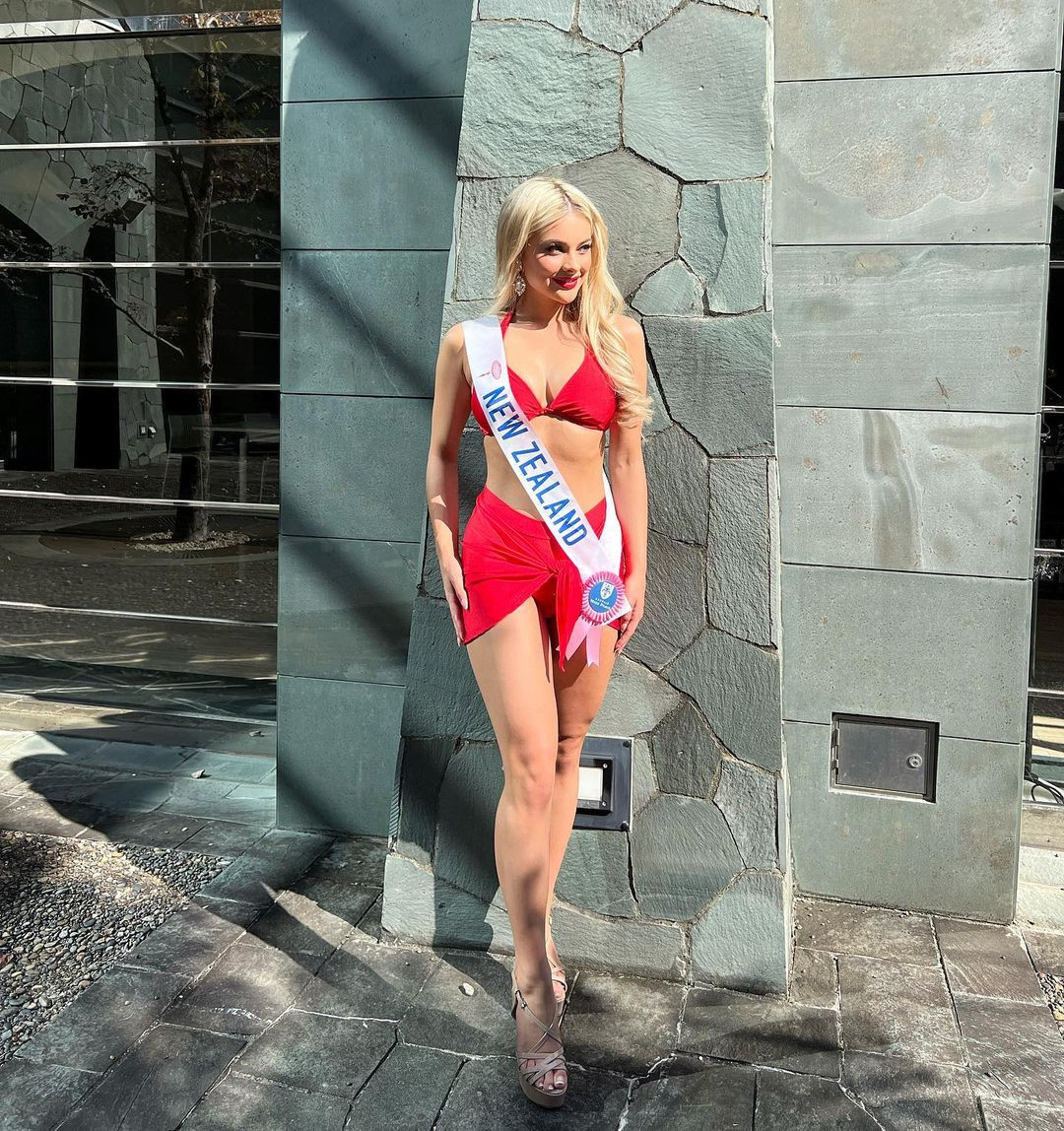 Không chỉ xinh đẹp, Georgia còn có thân hình đầy đặn, ba vòng nóng bỏng.