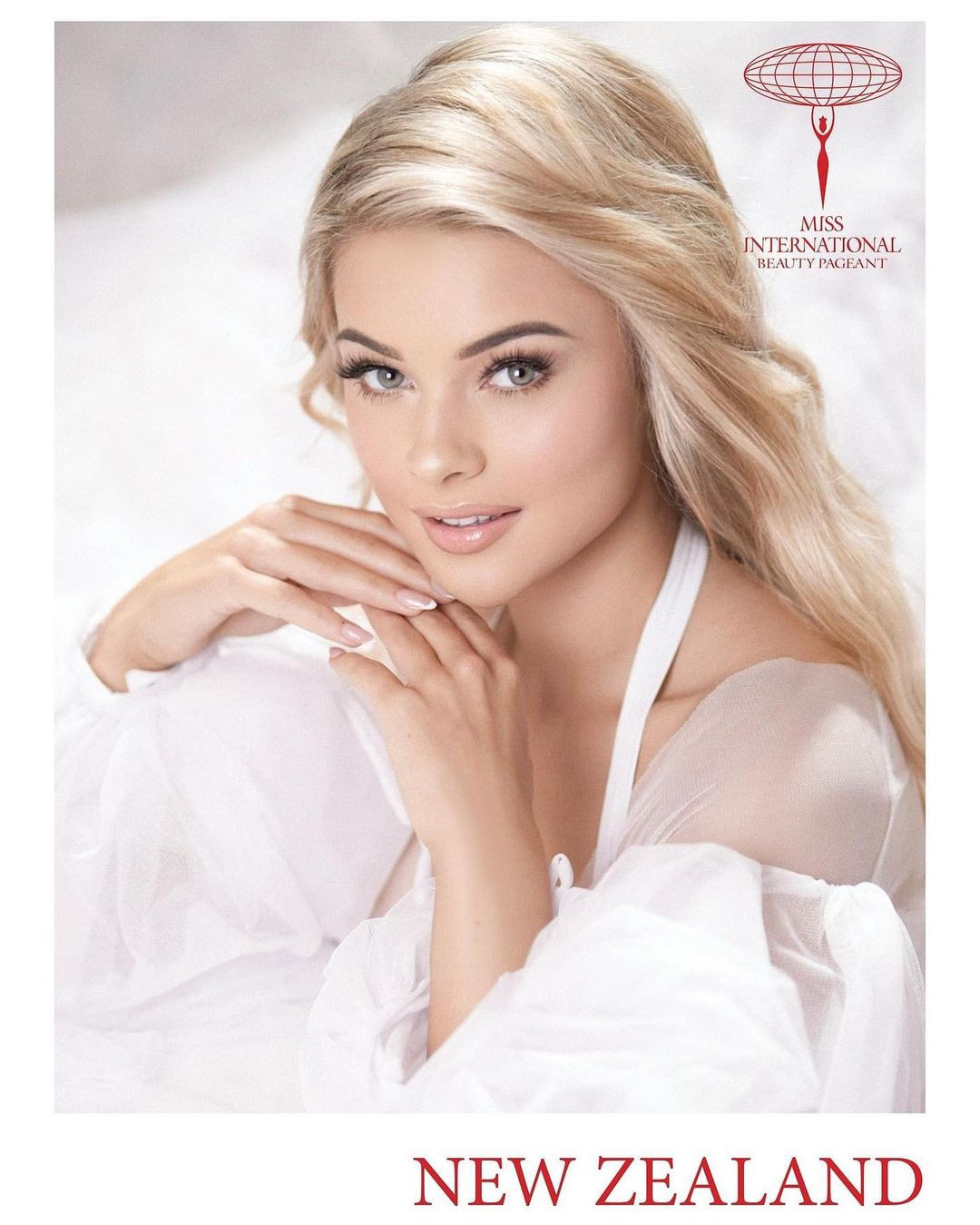 Georgia Waddington năm nay 21 tuổi, có nhan sắc ngọt ngào, thanh lịch. Cô ghi điểm với mái tóc vàng óng ả và gương mặt xinh đẹp được ví như búp bê.