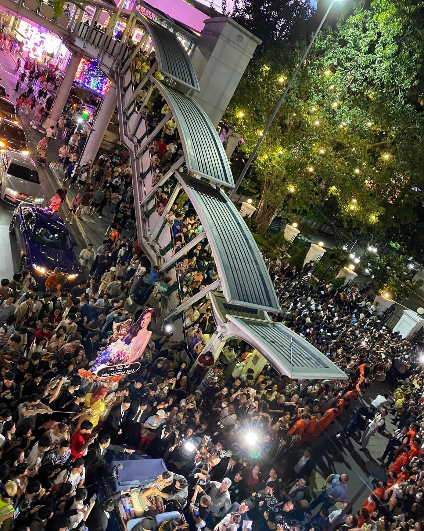 Hàng nghìn người đã kéo tới sân bay để chào đón Anntonia Porsild, tạo nên không gian hỗn loạn. Thành tích của cô là niềm tự hào của người dân Thái Lan.