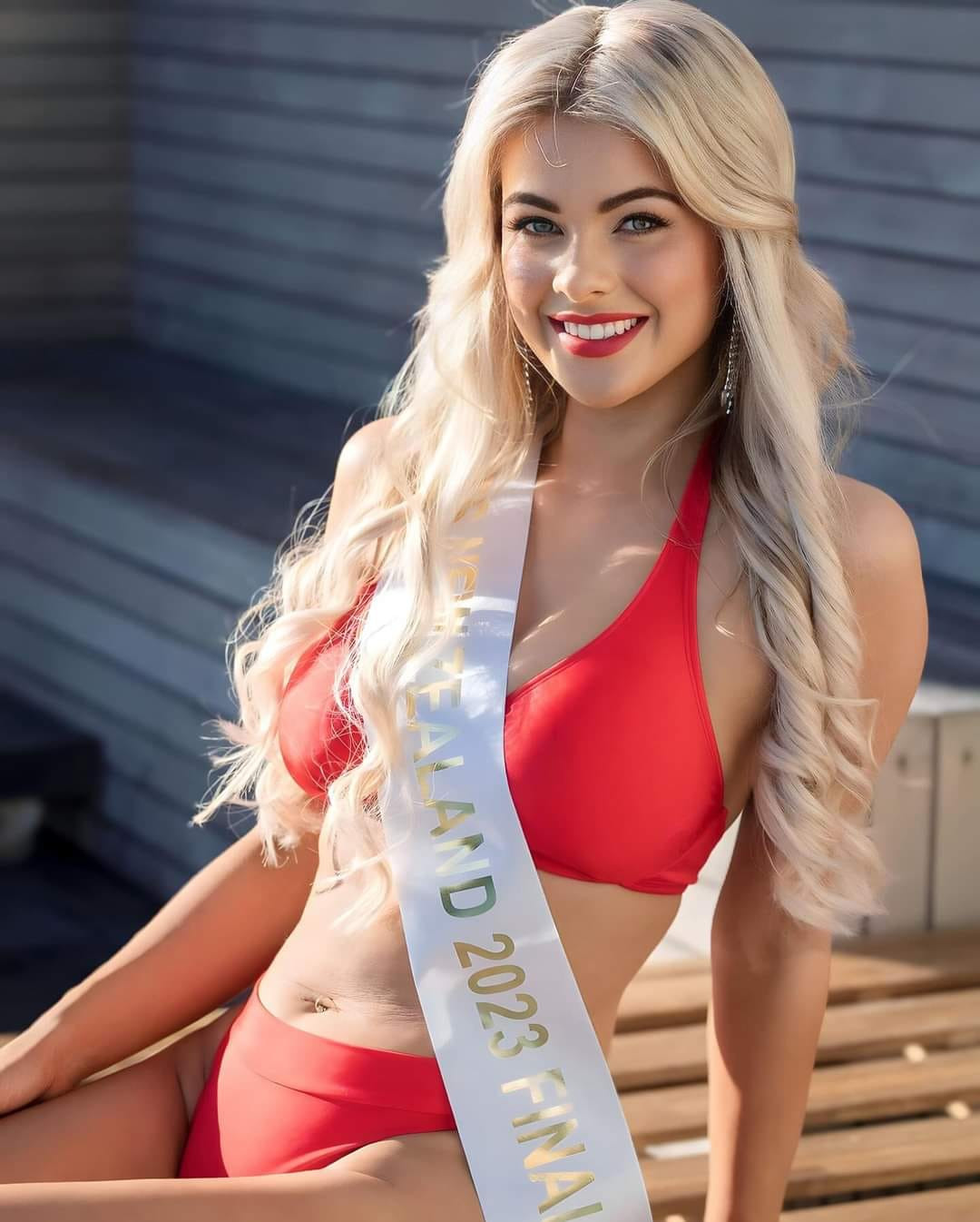 Không chỉ xinh đẹp, Georgia còn có thân hình đầy đặn, ba vòng nóng bỏng.