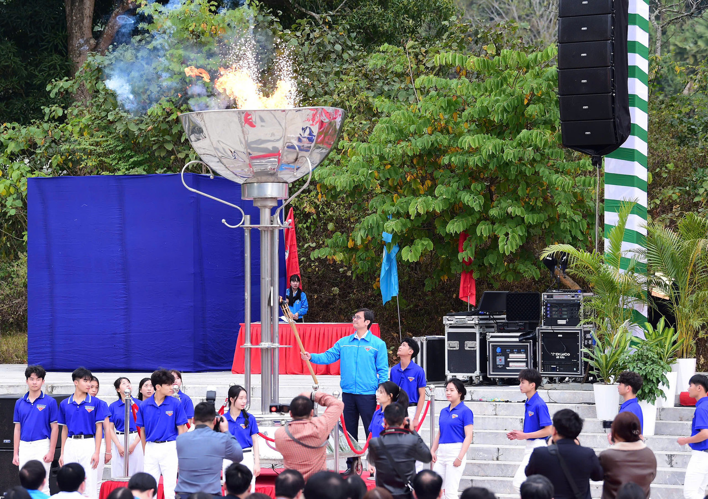 Chủ tịch Ủy ban T.Ư MTTQ Việt Nam Đỗ Văn Chiến trao ngọn đuốc cho Bí thư thứ nhất T.Ư Đoàn Bùi Quang Huy, thực hiện nghi thức phát động thi đua chào mừng Đại hội Đảng các cấp tiến tới Đại hội Đảng toàn quốc lần thứ XIV. Chủ tịch Ủy ban T.Ư MTTQ Việt Nam Đỗ Văn Chiến trao ngọn đuốc cho Bí thư thứ nhất T.Ư Đoàn Bùi Quang Huy, thực hiện nghi thức phát động thi đua chào mừng Đại hội Đảng các cấp tiến tới Đại hội Đảng toàn quốc lần thứ XIV.