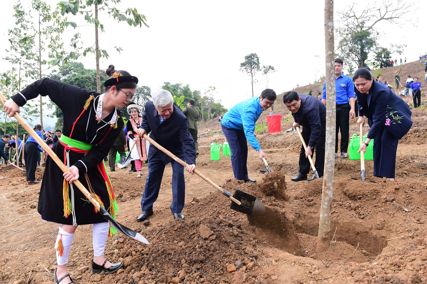 Các đồng chí Đỗ Văn Chiến, Nguyễn Đắc Vinh, Hà Thị Nga và Bùi Quang Huy trồng cây sau lễ phát động. Các đồng chí Đỗ Văn Chiến, Nguyễn Đắc Vinh, Hà Thị Nga và Bùi Quang Huy trồng cây sau lễ phát động.