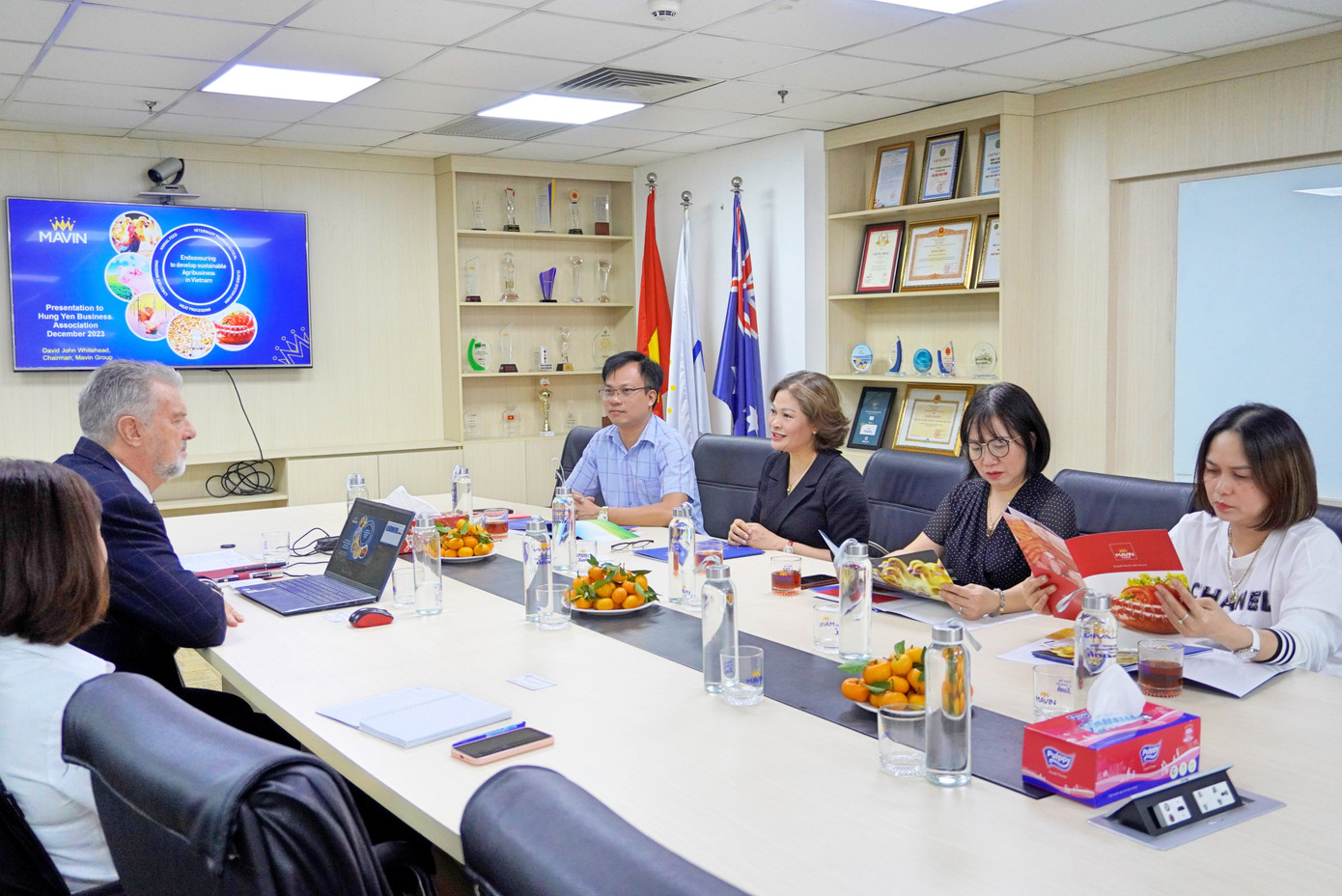 Đoàn công tác của Hiệp hội Doanh nghiệp Hưng yên làm việc với lãnh đạo Tập đoàn Mavin Đoàn công tác của Hiệp hội Doanh nghiệp Hưng yên làm việc với lãnh đạo Tập đoàn Mavin
