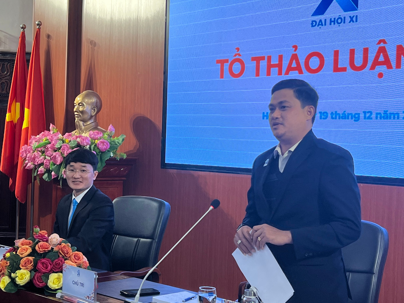 Tổ thảo luận do anh Trần Linh - Phó Bí thư Tỉnh Đoàn Nghệ An, Ủy viên Ban thư ký hội SVVN và anh Trần Công Khánh - Ủy viên Ban chấp hành T.Ư Đoàn, Bí thư tỉnh Đoàn, Chủ tịch Hội Sinh viên tỉnh Vĩnh Long chủ trì. Tổ thảo luận do anh Trần Linh - Phó Bí thư Tỉnh Đoàn Nghệ An, Ủy viên Ban thư ký hội SVVN và anh Trần Công Khánh - Ủy viên Ban chấp hành T.Ư Đoàn, Bí thư tỉnh Đoàn, Chủ tịch Hội Sinh viên tỉnh Vĩnh Long chủ trì.